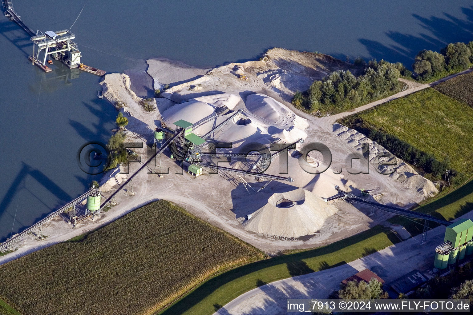 Vue aérienne de Terrain et zones de déchets de la mine de gravier à ciel ouvert WOLFF & MÜLLER matériaux de construction à Hagenbach dans le département Rhénanie-Palatinat, Allemagne