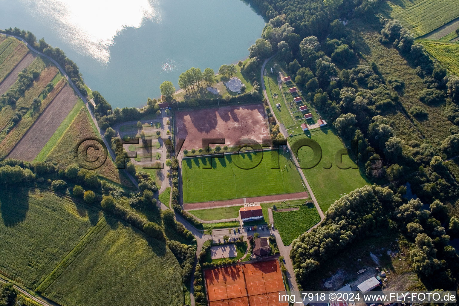 Vue aérienne de Terrains de sport à le quartier Neuburg in Neuburg am Rhein dans le département Rhénanie-Palatinat, Allemagne