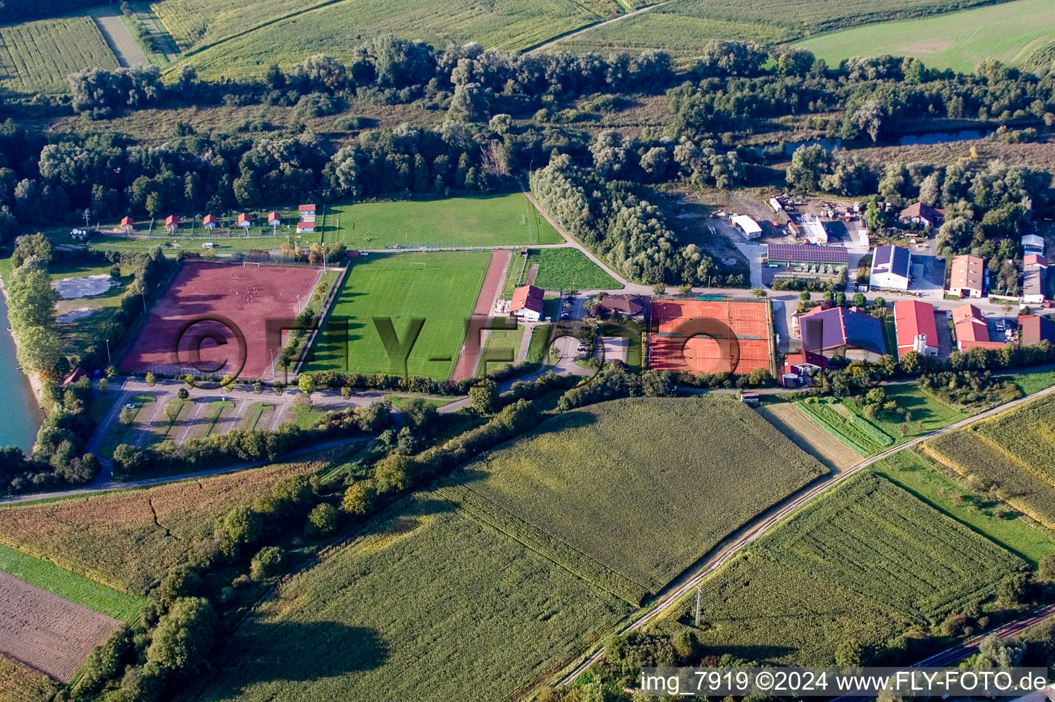 Vue aérienne de Terrains de sport à Neuburg dans le département Rhénanie-Palatinat, Allemagne