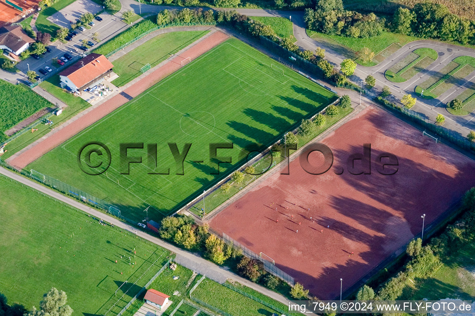 Photographie aérienne de Terrains de sport à le quartier Neuburg in Neuburg am Rhein dans le département Rhénanie-Palatinat, Allemagne