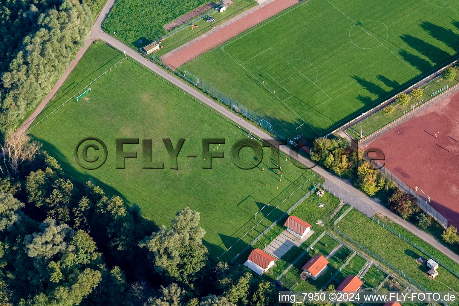 Vue oblique de Terrains de sport à le quartier Neuburg in Neuburg am Rhein dans le département Rhénanie-Palatinat, Allemagne