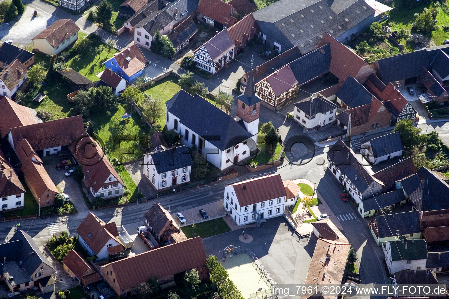 Vue aérienne de Bâtiment d'église au centre du village à Salmbach dans le département Bas Rhin, France