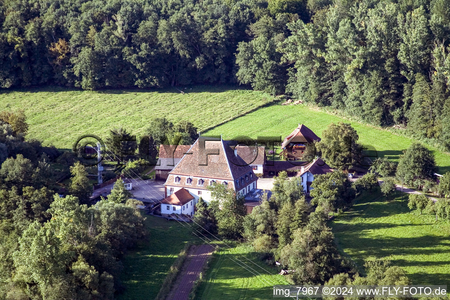 Vue aérienne de Moulin à eau historique dans la ferme en bordure des champs cultivés dans le quartier de Bienwaldmühle à Scheibenhardt dans le département Rhénanie-Palatinat, Allemagne