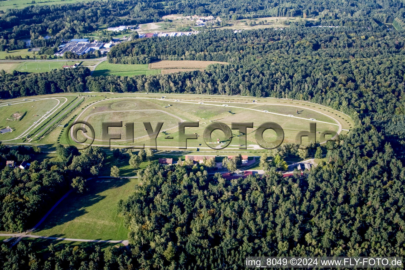 Vue aérienne de Hippodrome - Hippodrome de la hardt piste de trot en Alsace à le quartier Altenstadt in Wissembourg dans le département Bas Rhin, France