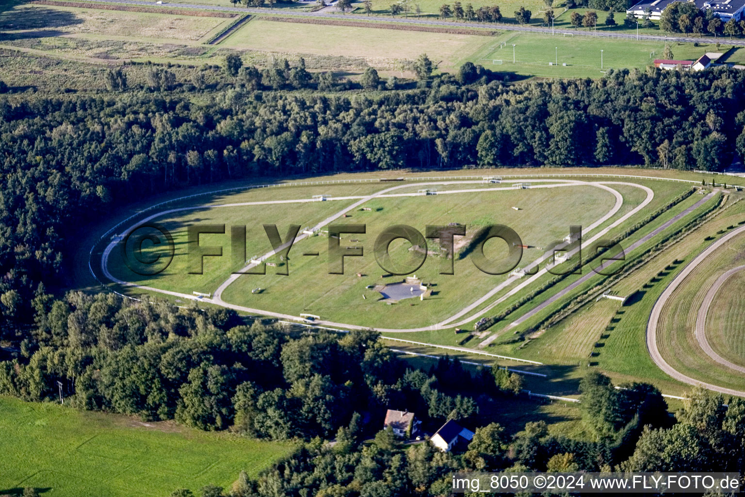 Vue aérienne de Hippodrome, Altenstadt à Wissembourg à le quartier Altenstadt in Wissembourg dans le département Bas Rhin, France