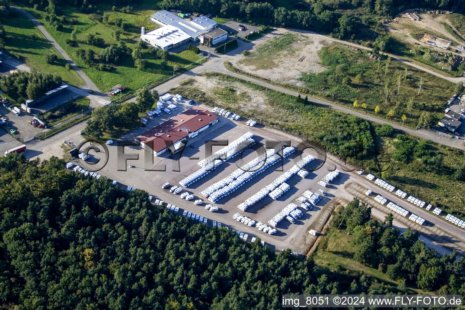 Vue aérienne de Camp de caravanes Bürstner dans la zone industrielle et commerciale à Altenstadt à le quartier Altenstadt in Wissembourg dans le département Bas Rhin, France