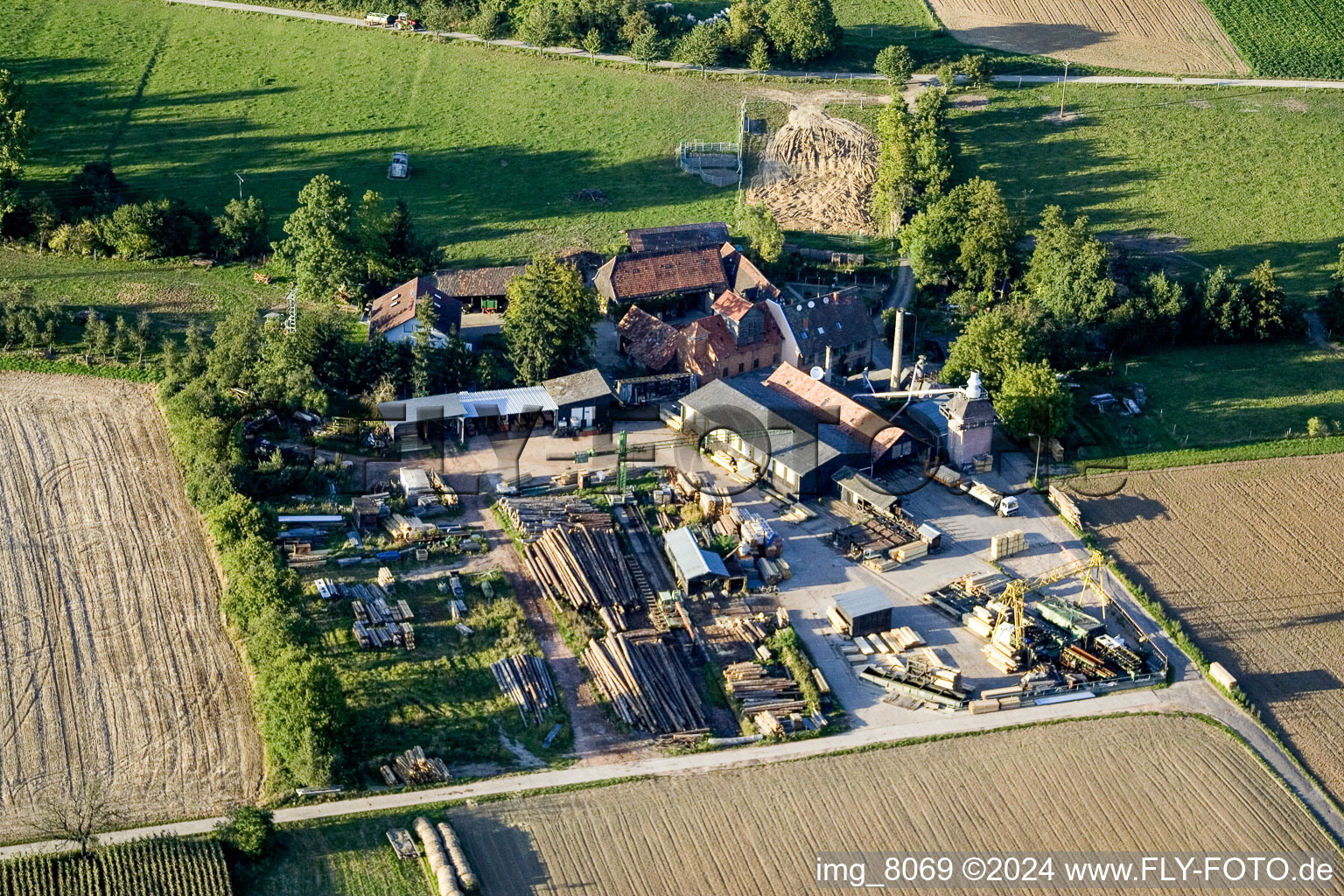 Vue aérienne de Moulin Schaidter (scierie d'Orth) à le quartier Schaidt in Wörth am Rhein dans le département Rhénanie-Palatinat, Allemagne