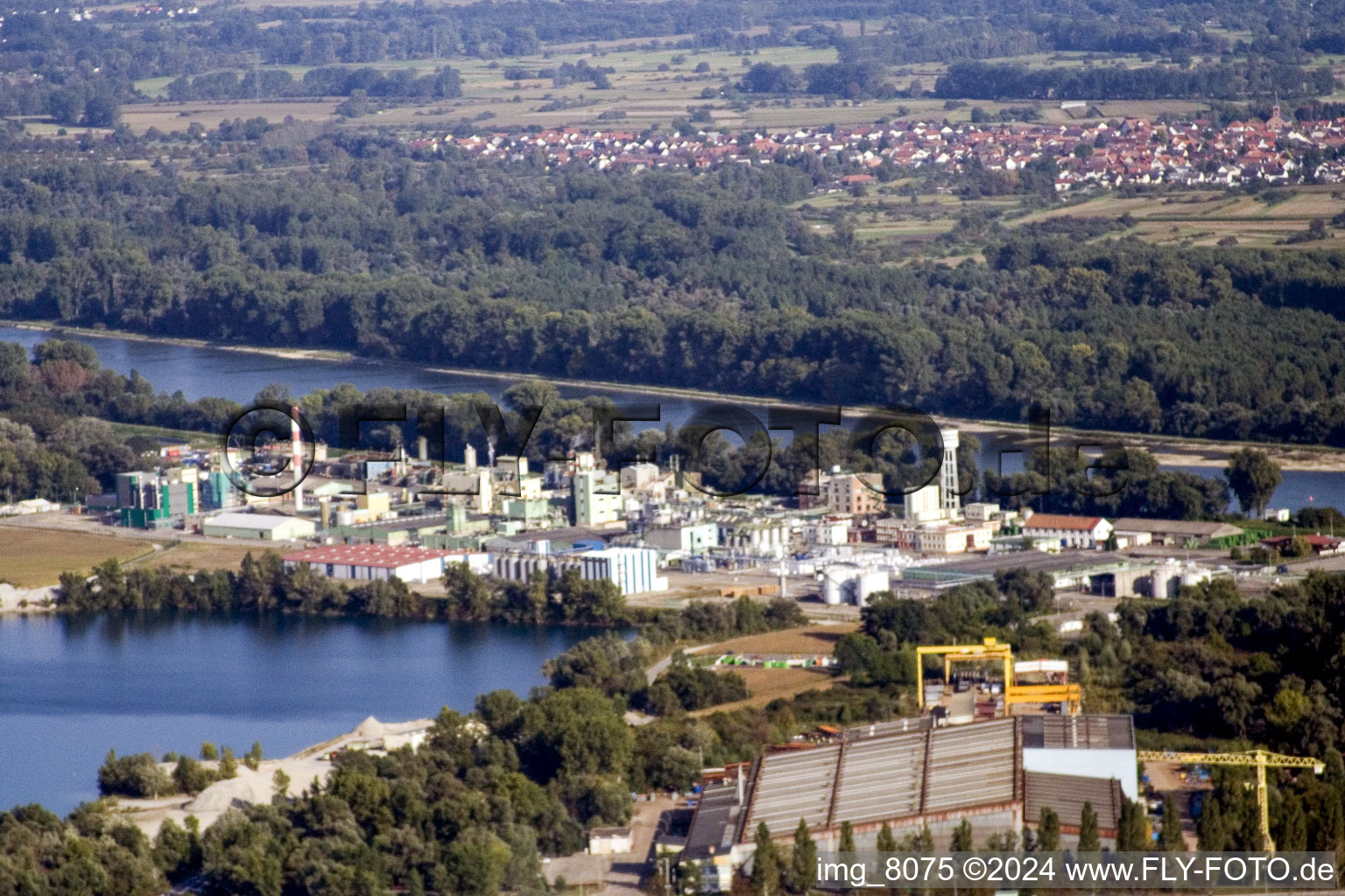 Vue aérienne de Rohm & Haas Chemicals sur le Rhin à Lauterbourg dans le département Bas Rhin, France