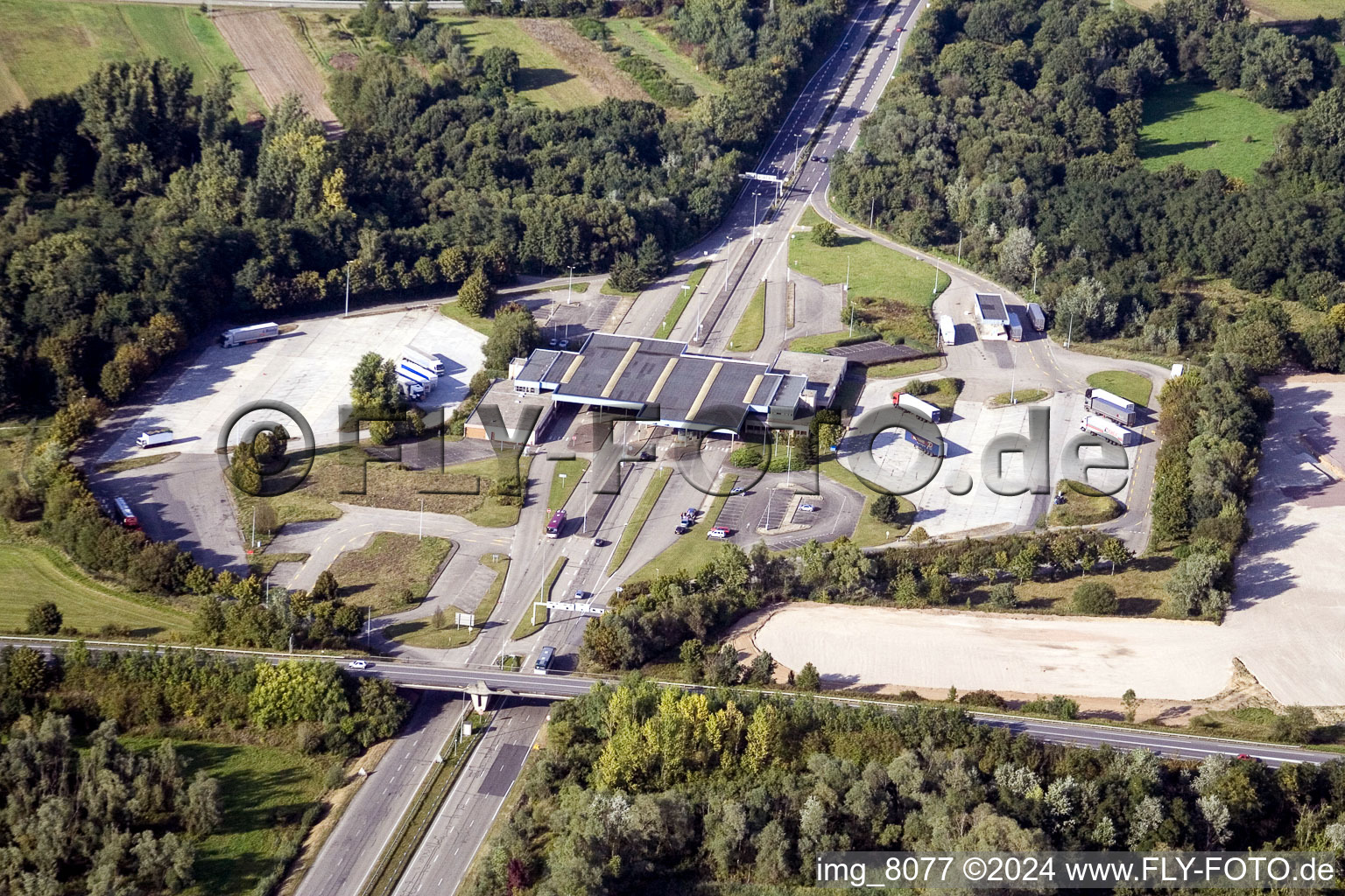 Photographie aérienne de Parkings poids lourds et entrepôts à ciel ouvert à l'ancien poste frontière de Lauterbourg, aujourd'hui commissariat fédéral de Bienwald à Scheibenhard dans le département Bas Rhin, France