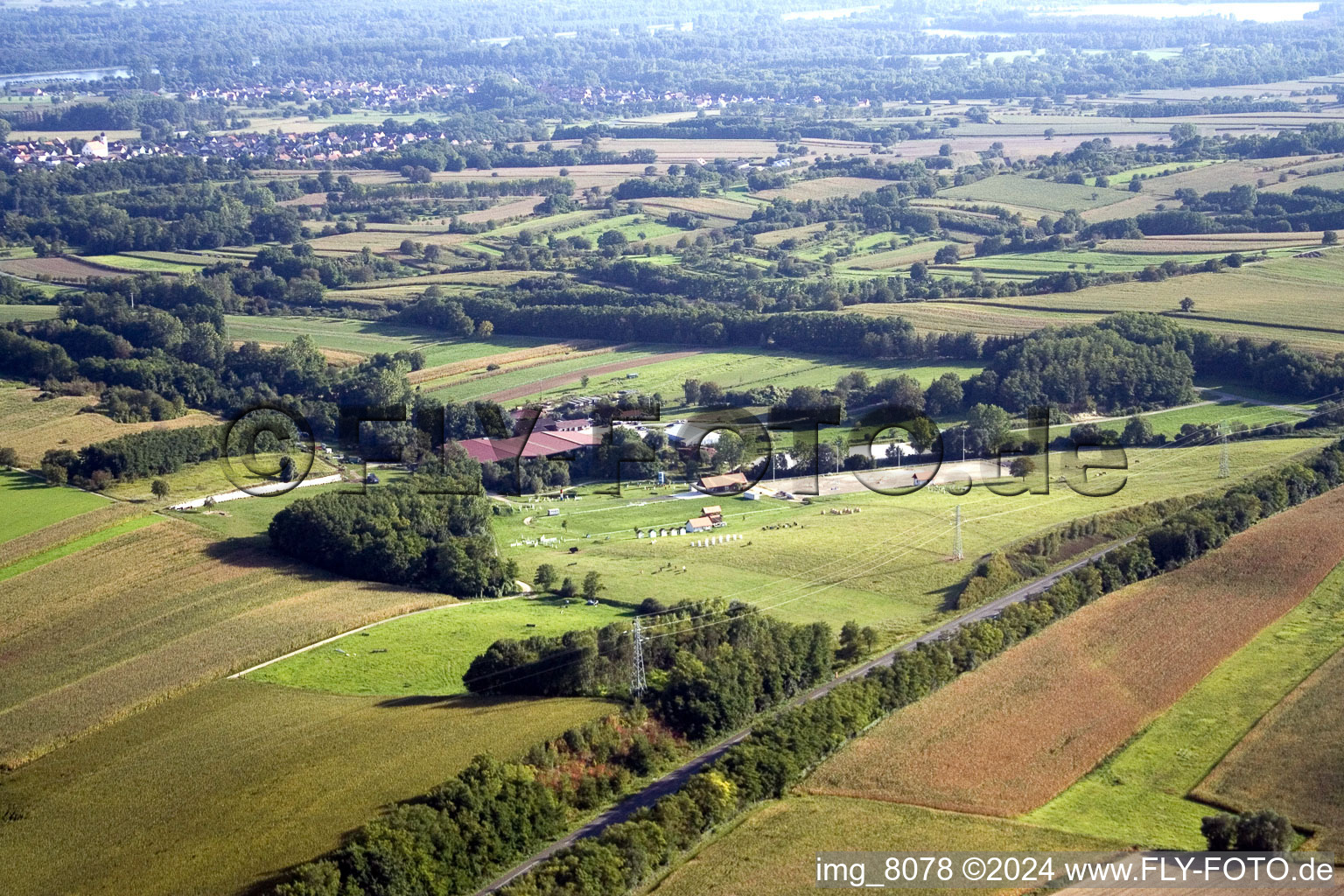 Vue aérienne de Écurie équestre à Neewiller-près-Lauterbourg dans le département Bas Rhin, France