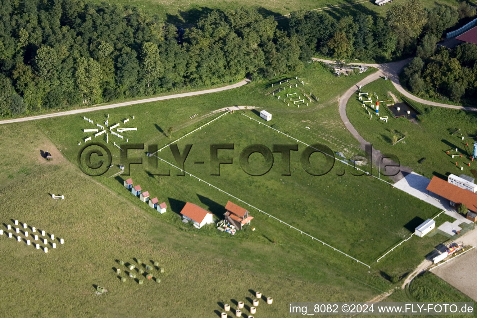 Écurie équestre à Neewiller-près-Lauterbourg dans le département Bas Rhin, France d'en haut