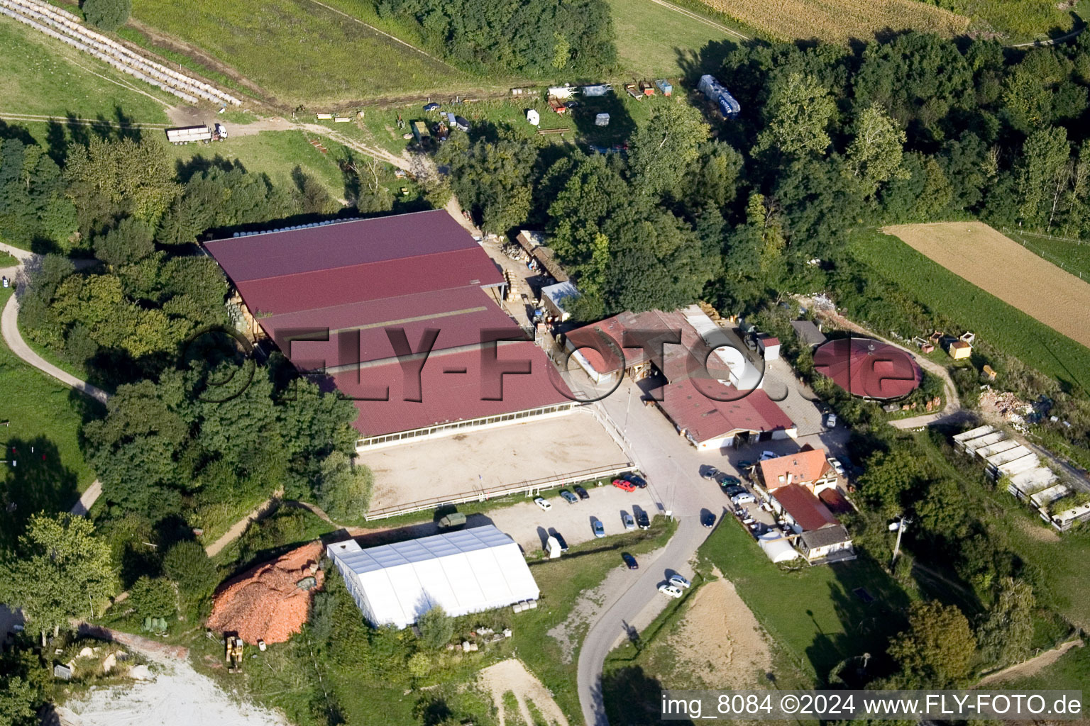 Écurie équestre à Neewiller-près-Lauterbourg dans le département Bas Rhin, France vue d'en haut