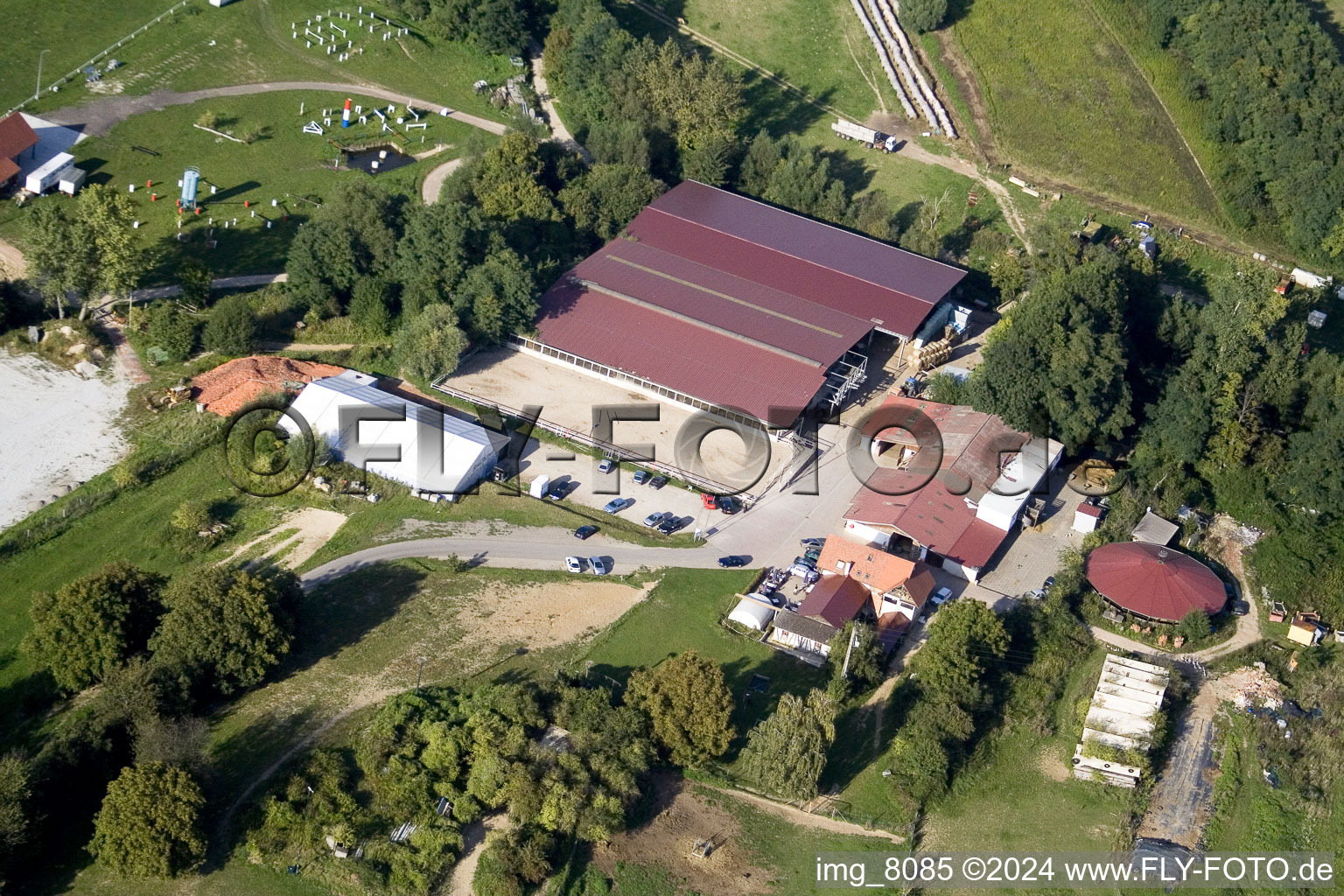 Écurie équestre à Neewiller-près-Lauterbourg dans le département Bas Rhin, France depuis l'avion