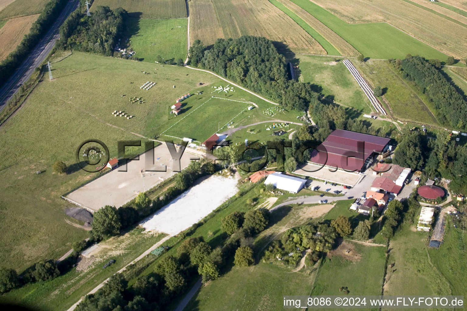 Vue d'oiseau de Écurie équestre à Neewiller-près-Lauterbourg dans le département Bas Rhin, France