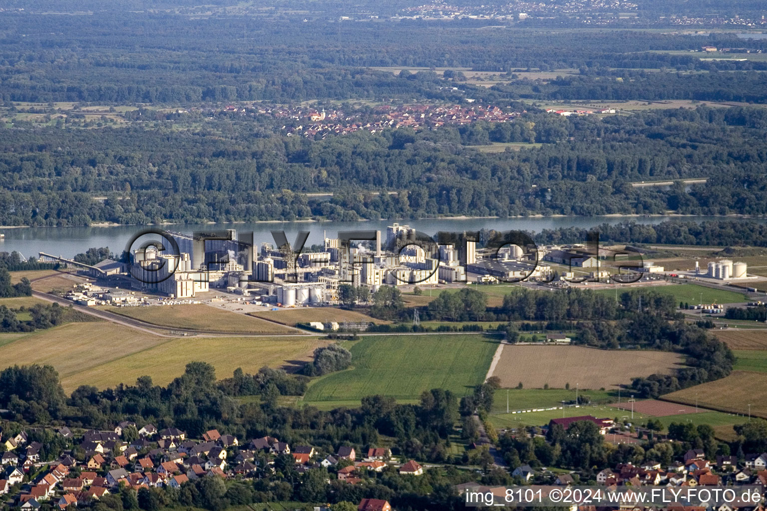 Vue aérienne de L'industrie sur le Rhin à Beinheim dans le département Bas Rhin, France