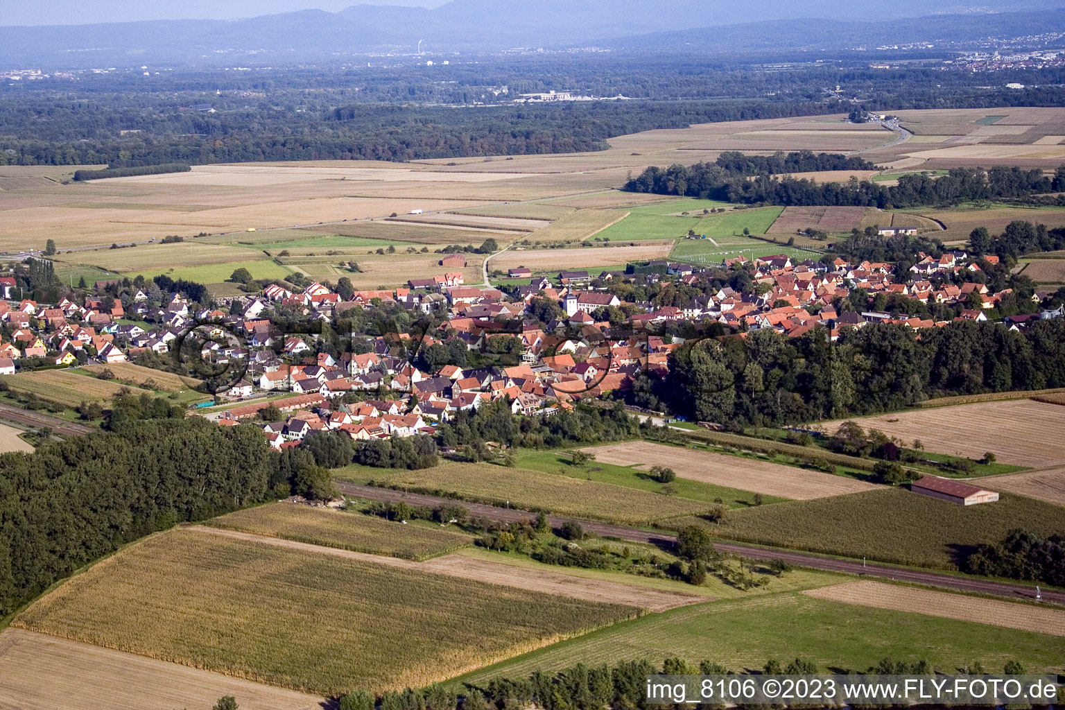 Vue aérienne de Du sud-ouest à Roppenheim dans le département Bas Rhin, France