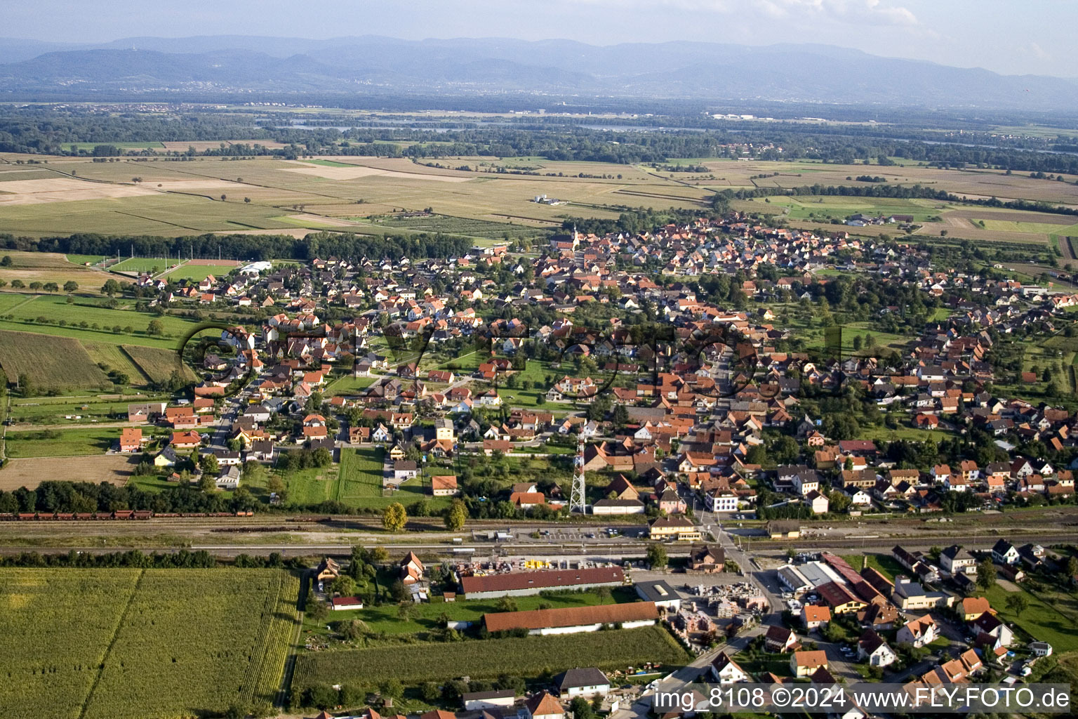 Roeschwoog de l'ouest à Rœschwoog dans le département Bas Rhin, France d'en haut