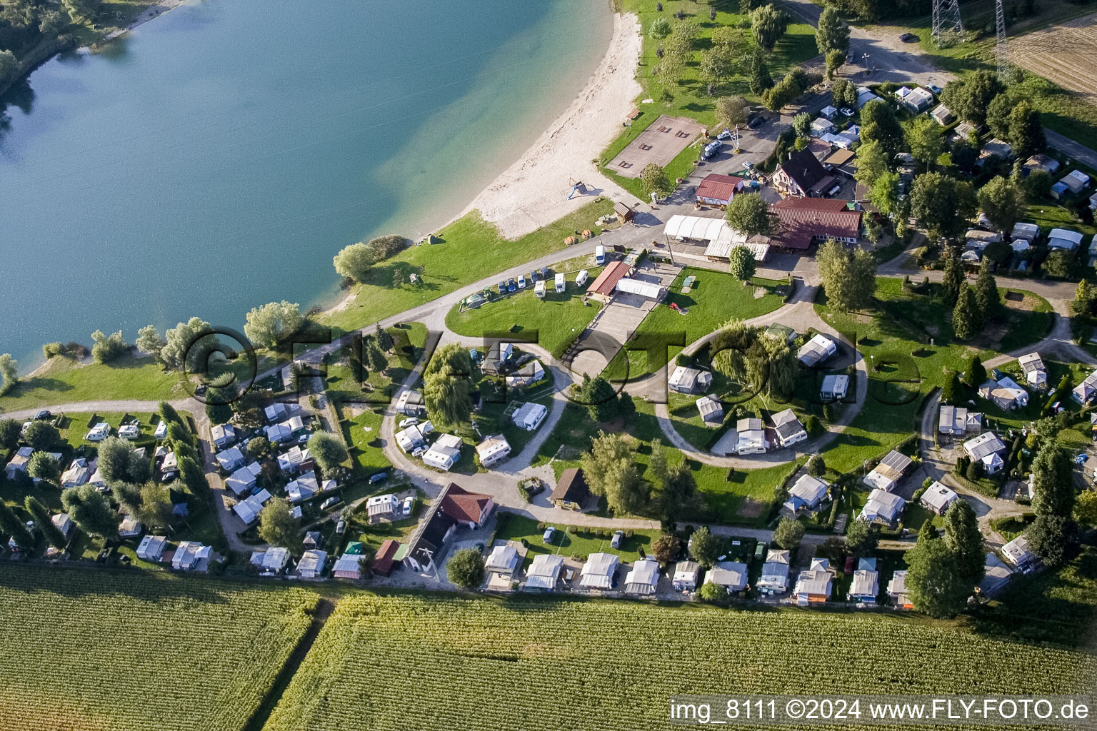 Photographie aérienne de Caravanes et tentes - camping et camping Camping Plage du Staedly au bord du lac à Roeschwoog à Rœschwoog dans le département Bas Rhin, France