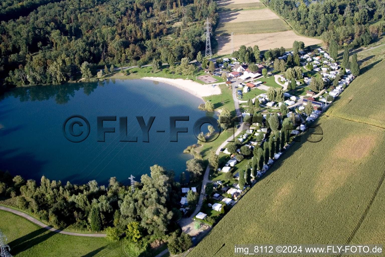 Vue aérienne de Caravanes et tentes - camping - et camping Camping Plage du Staedly à Rœschwoog dans le département Bas Rhin, France