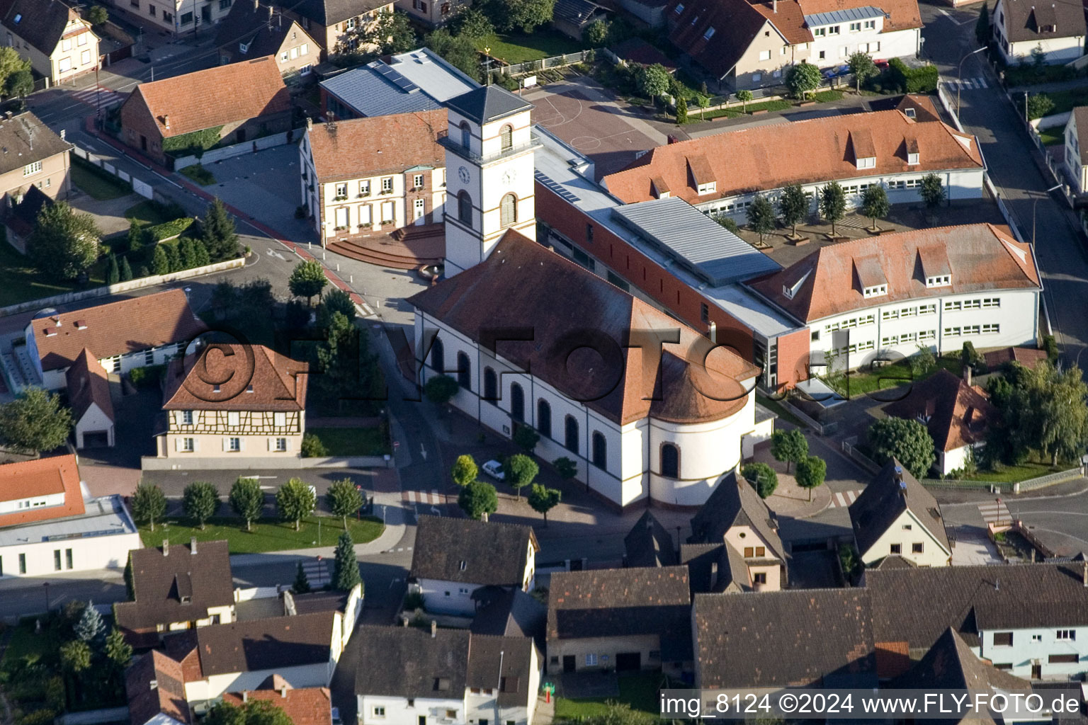 Vue aérienne de Bâtiment d'église en Alsace à Drusenheim dans le département Bas Rhin, France