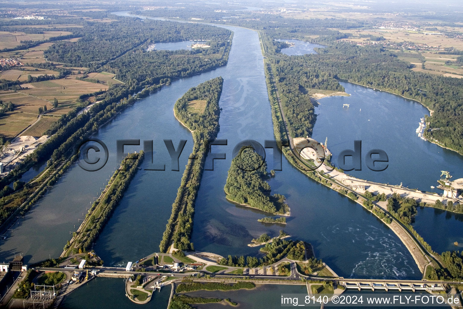 Photographie aérienne de Écluses et passes à poissons sur les berges du Rhin entre Gambsheim et Freistett à le quartier Freistett in Rheinau dans le département Bade-Wurtemberg, Allemagne