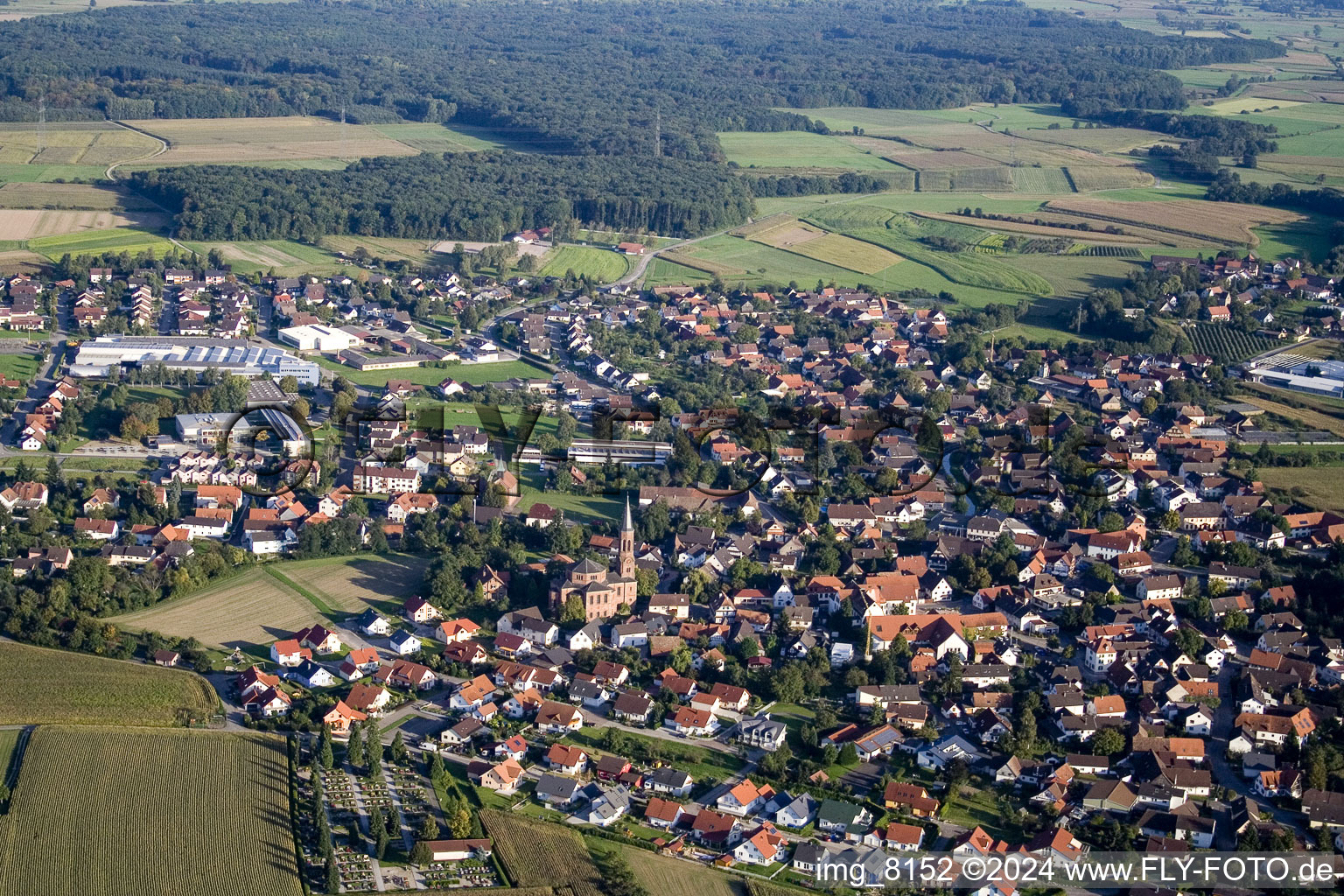 Vue aérienne de Bâtiment d'église au centre du village à le quartier Rheinbischofsheim in Rheinau dans le département Bade-Wurtemberg, Allemagne