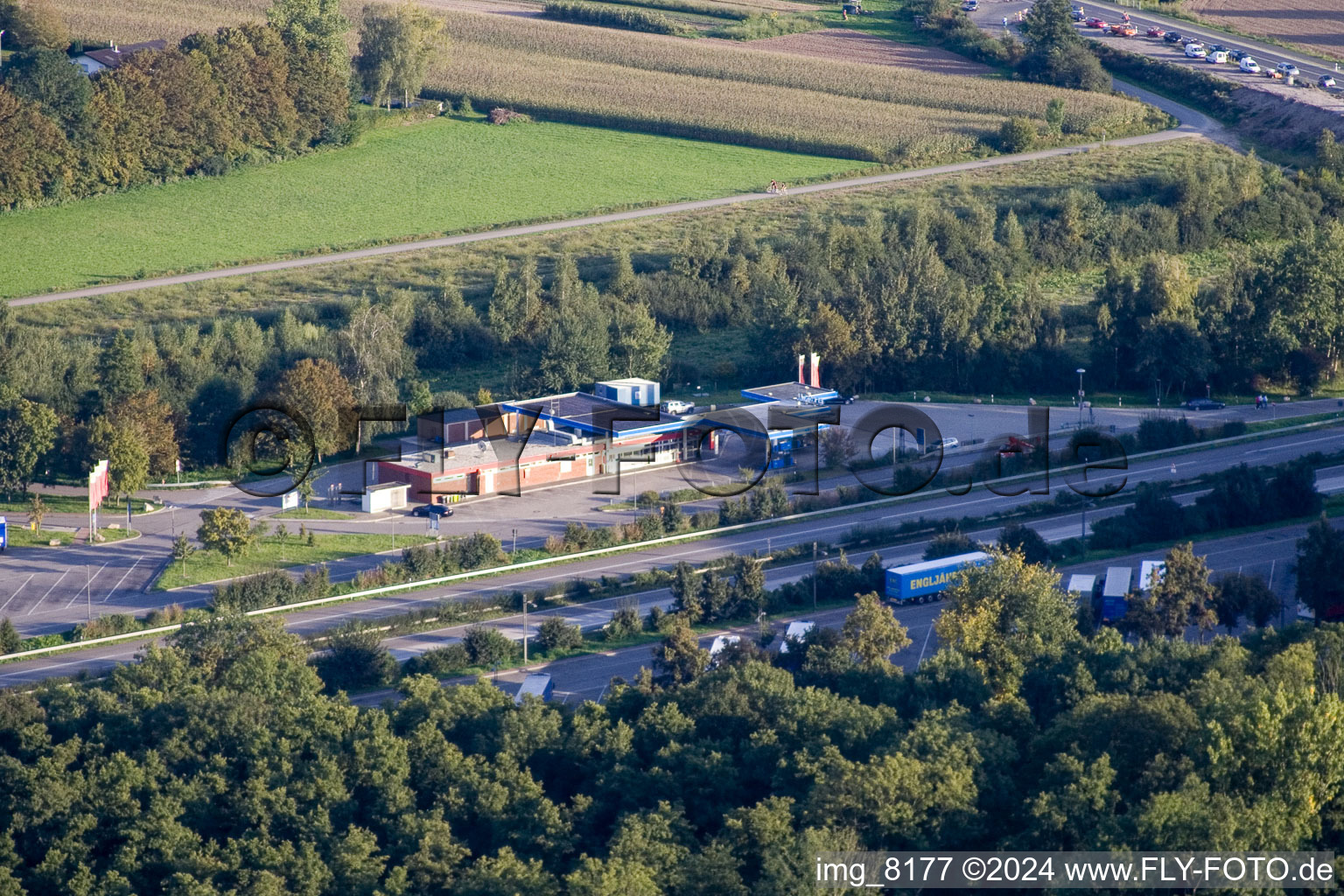 Vue aérienne de Aire d'autoroute de Renchtal le long de l'itinéraire de circulation et des directions de la BAB A5 à le quartier Urloffen in Appenweier dans le département Bade-Wurtemberg, Allemagne