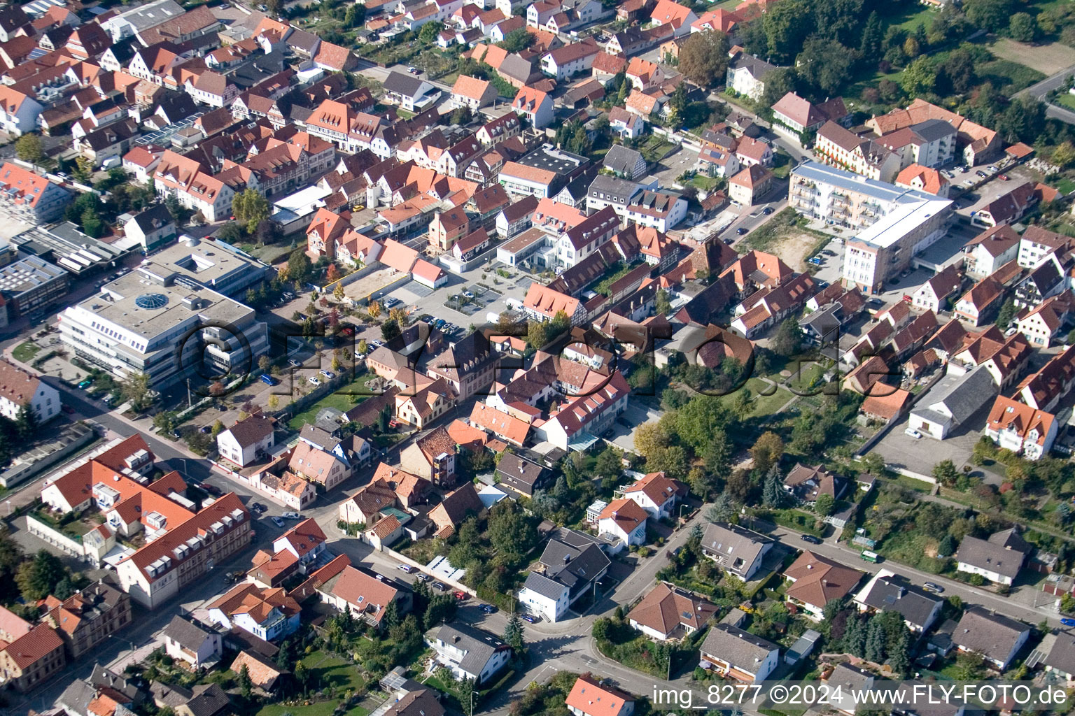 Vue aérienne de Bahnhofstrasse Gartenstrasse Hauptstr à Kandel dans le département Rhénanie-Palatinat, Allemagne