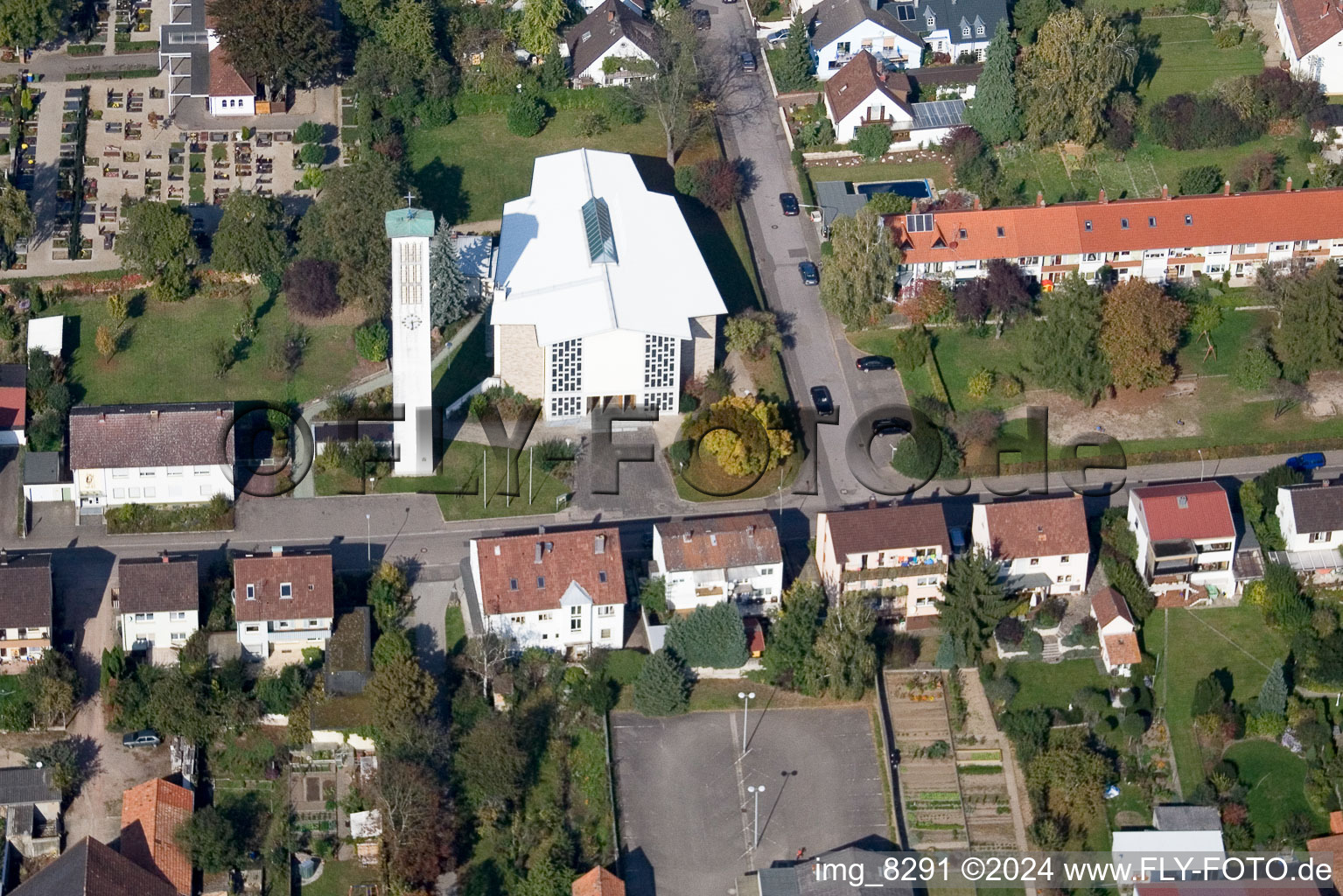 Vue aérienne de Catholique Église Saint-Pie à Kandel dans le département Rhénanie-Palatinat, Allemagne