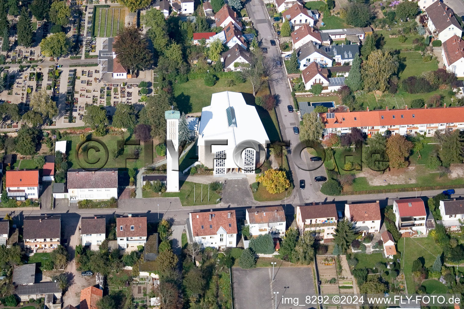 Vue aérienne de Catholique Église Saint-Pie à Kandel dans le département Rhénanie-Palatinat, Allemagne