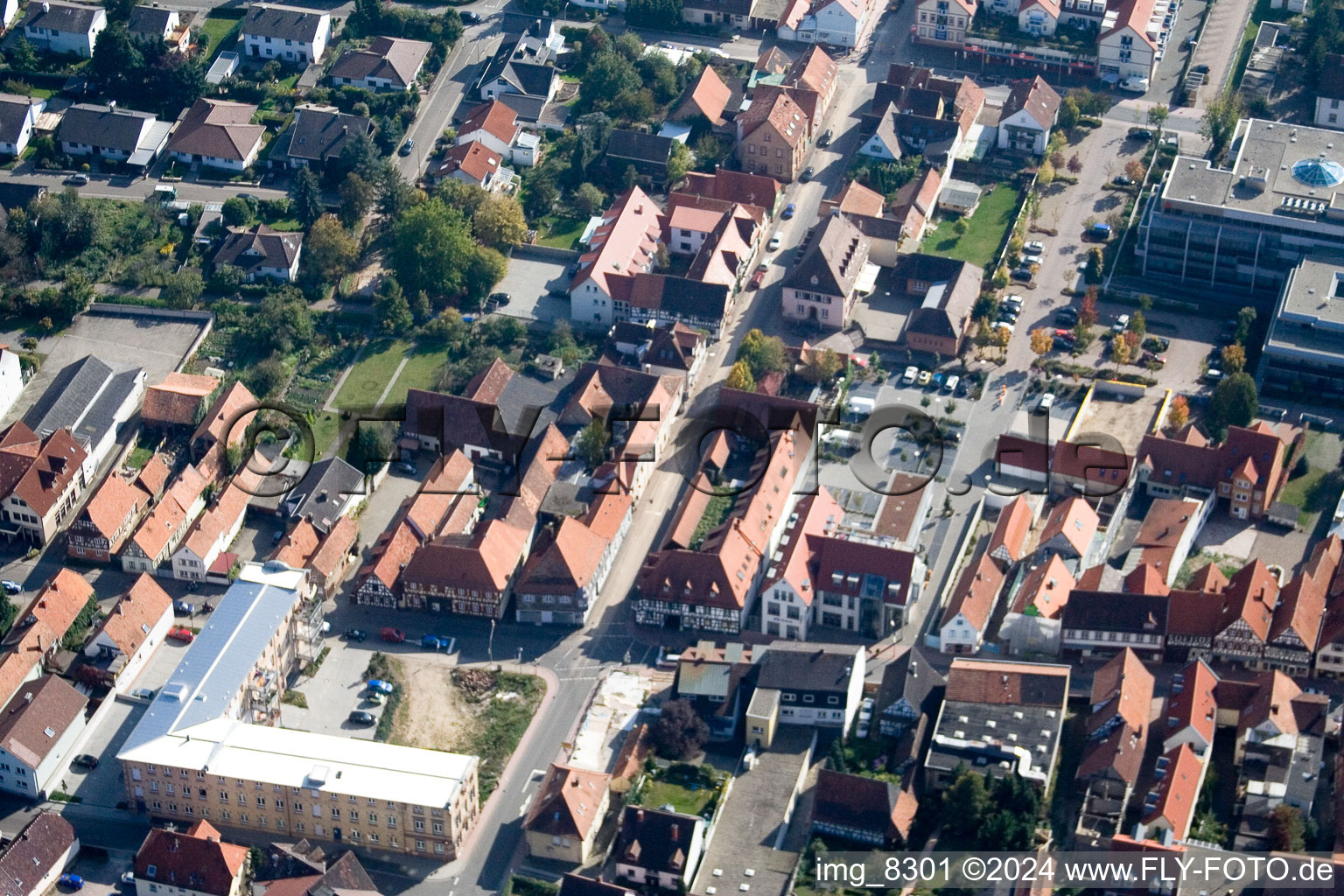 Vue aérienne de Rue principale Rheinstraße Bahnhofstr à Kandel dans le département Rhénanie-Palatinat, Allemagne