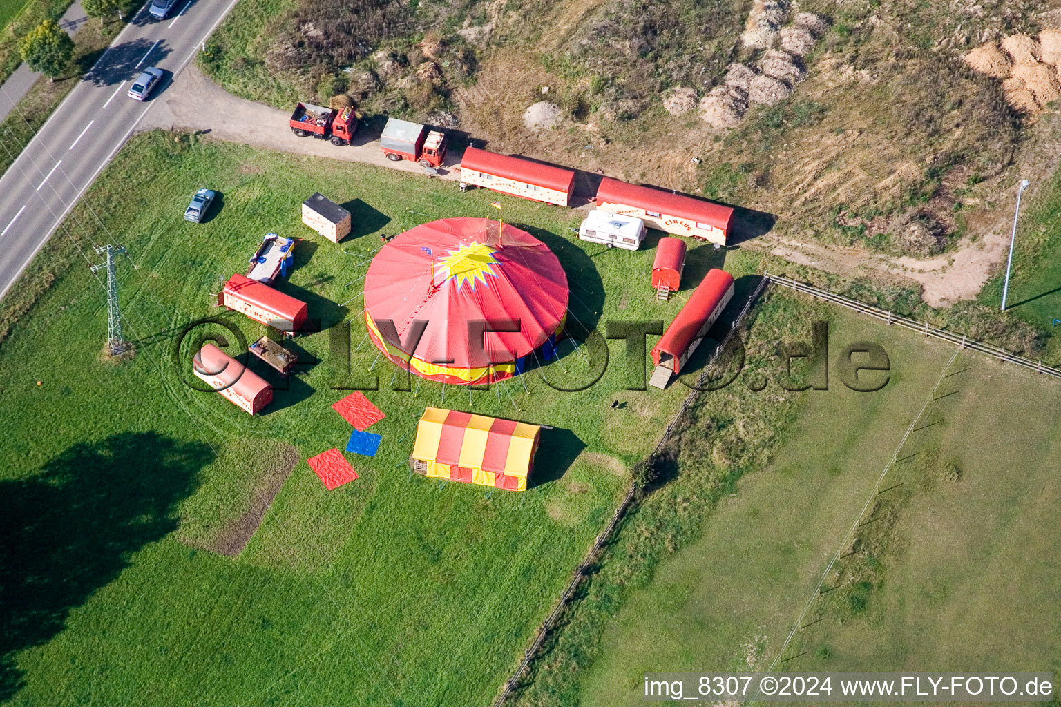 Vue aérienne de Dômes de tente de cirque d'un cirque à le quartier Minderslachen in Kandel dans le département Rhénanie-Palatinat, Allemagne