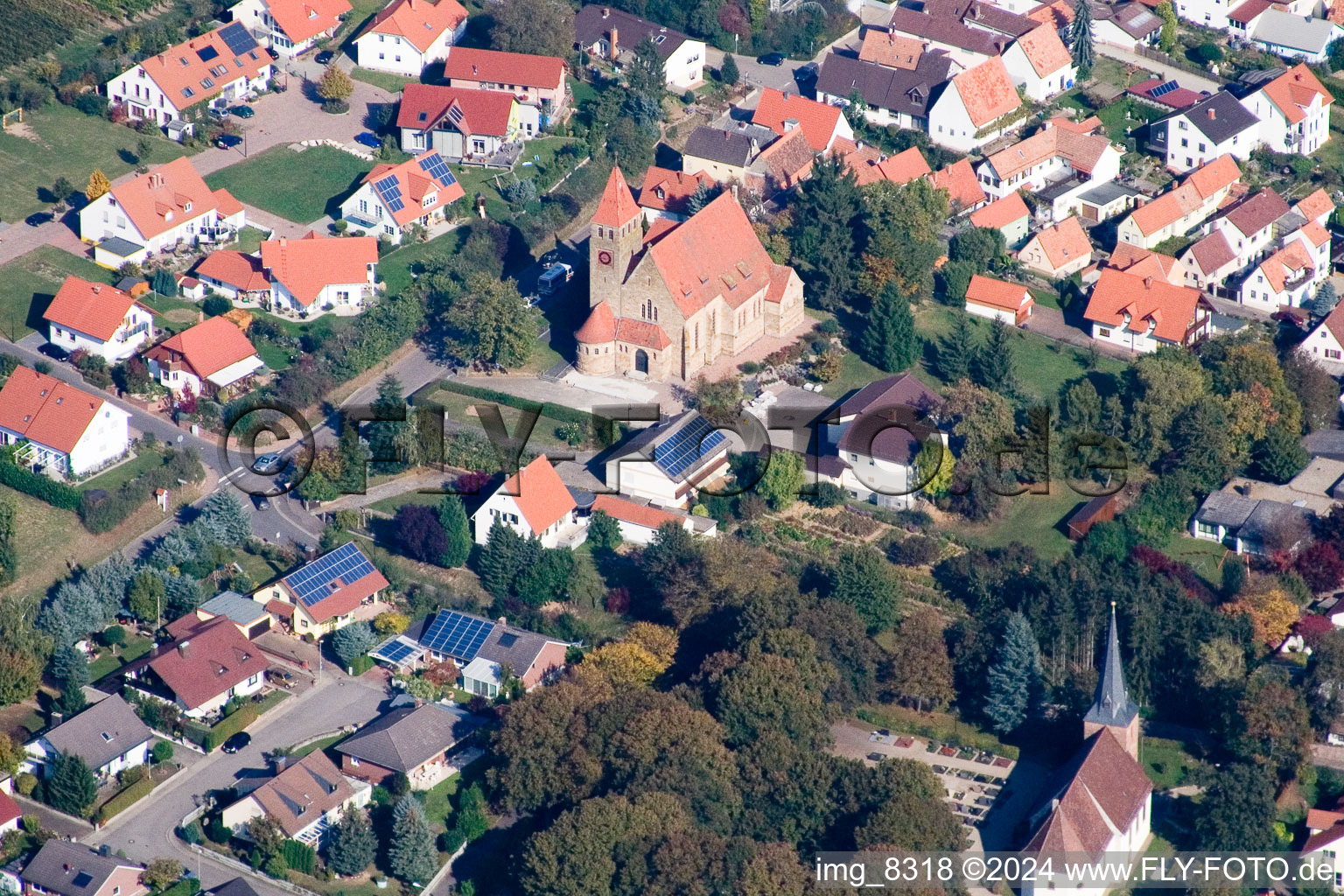 Vue aérienne de Bâtiment d'église au centre du village à Insheim dans le département Rhénanie-Palatinat, Allemagne