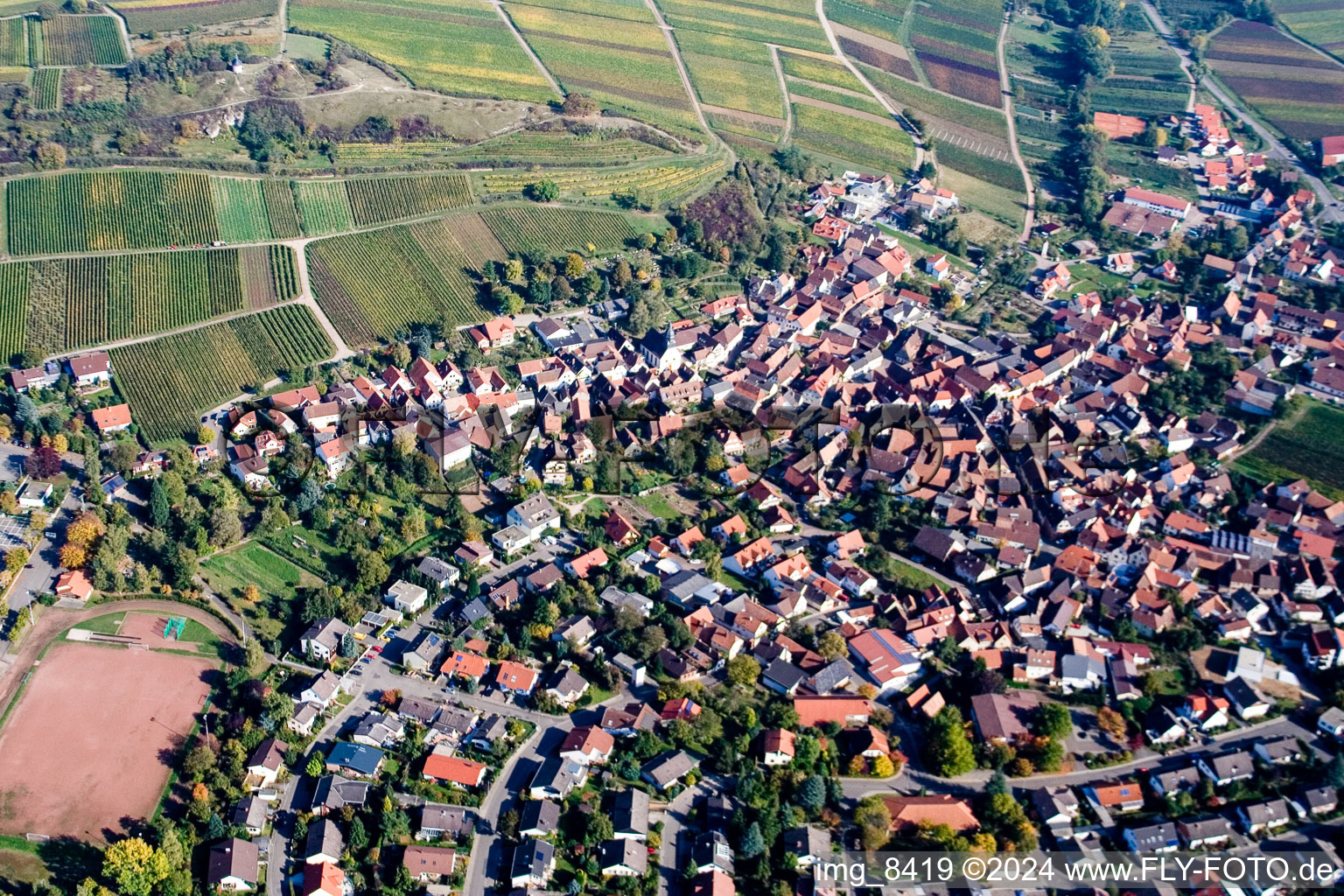 Vue aérienne de Vignobles et chapelle de la réserve naturelle de Kleine Kalmit à le quartier Ilbesheim in Ilbesheim bei Landau in der Pfalz dans le département Rhénanie-Palatinat, Allemagne