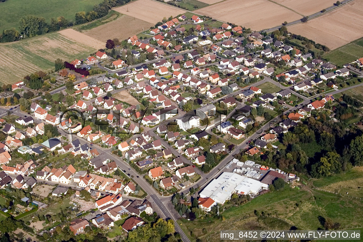 Vue des rues et des maisons des quartiers résidentiels à Billigheim-Ingenheim dans le département Rhénanie-Palatinat, Allemagne d'en haut