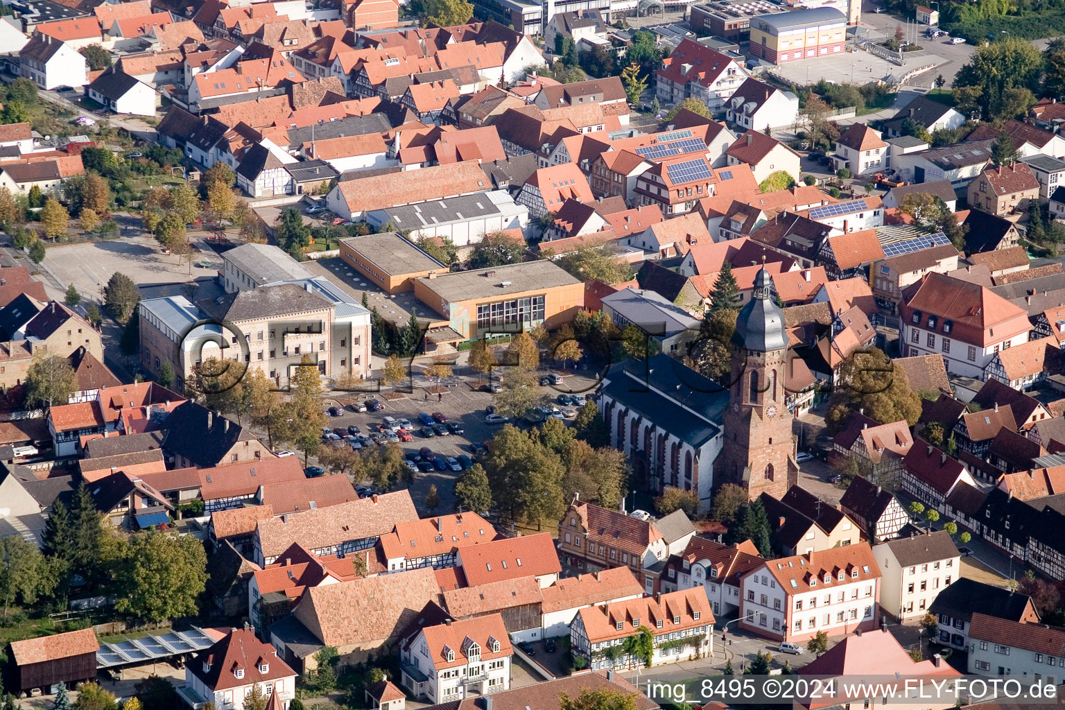 Vue aérienne de Place du marché, salle des fêtes, école primaire Georg Riedinger, église Saint-Georges à Kandel dans le département Rhénanie-Palatinat, Allemagne