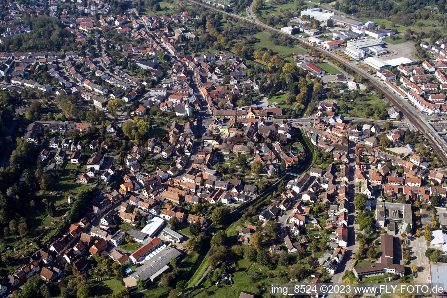 Vue aérienne de De l'est à le quartier Berghausen in Pfinztal dans le département Bade-Wurtemberg, Allemagne