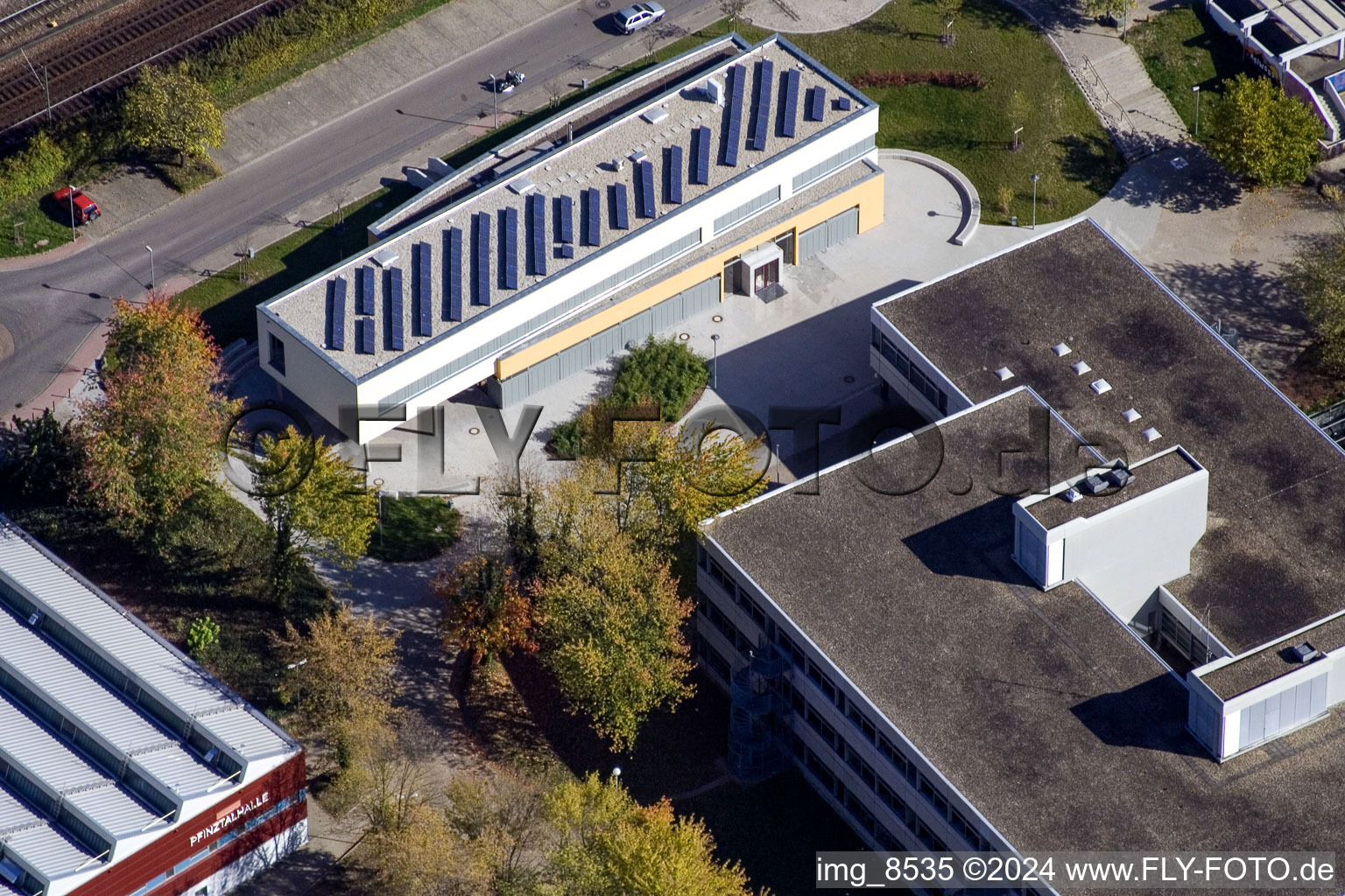 Vue d'oiseau de Ludwig-Marum-Gymnasium Pfinztal à le quartier Berghausen in Pfinztal dans le département Bade-Wurtemberg, Allemagne