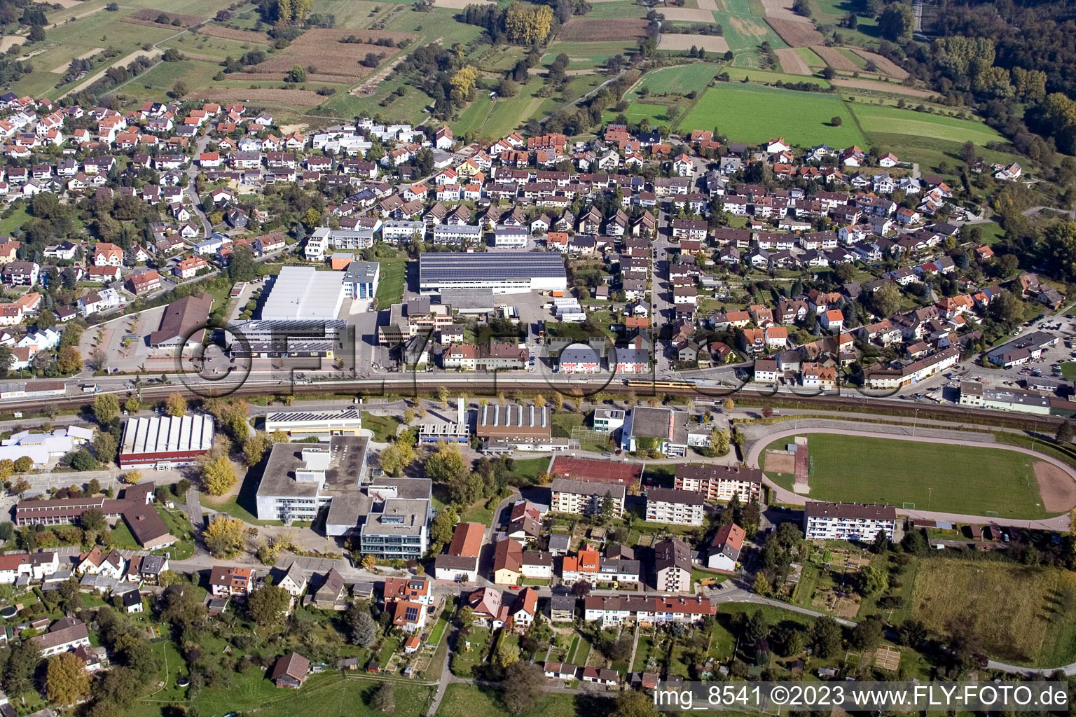 Ludwig-Marum-Gymnasium Pfinztal à le quartier Berghausen in Pfinztal dans le département Bade-Wurtemberg, Allemagne du point de vue du drone