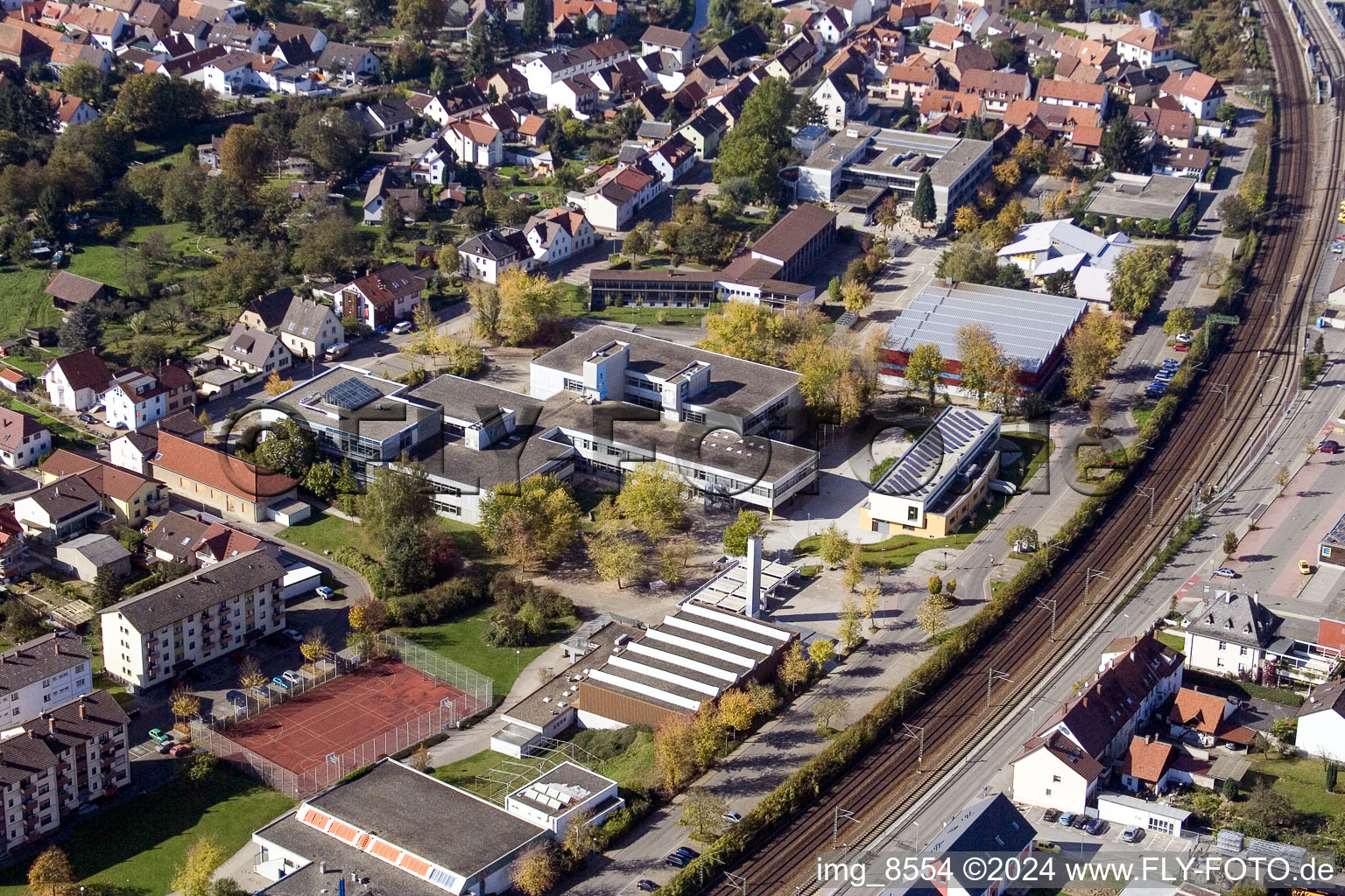 Vue oblique de Ludwig-Marum-Gymnasium Pfinztal à le quartier Berghausen in Pfinztal dans le département Bade-Wurtemberg, Allemagne