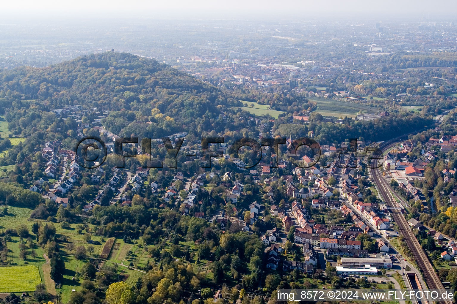 Vue aérienne de Turmberg depuis l'est à le quartier Grötzingen in Karlsruhe dans le département Bade-Wurtemberg, Allemagne