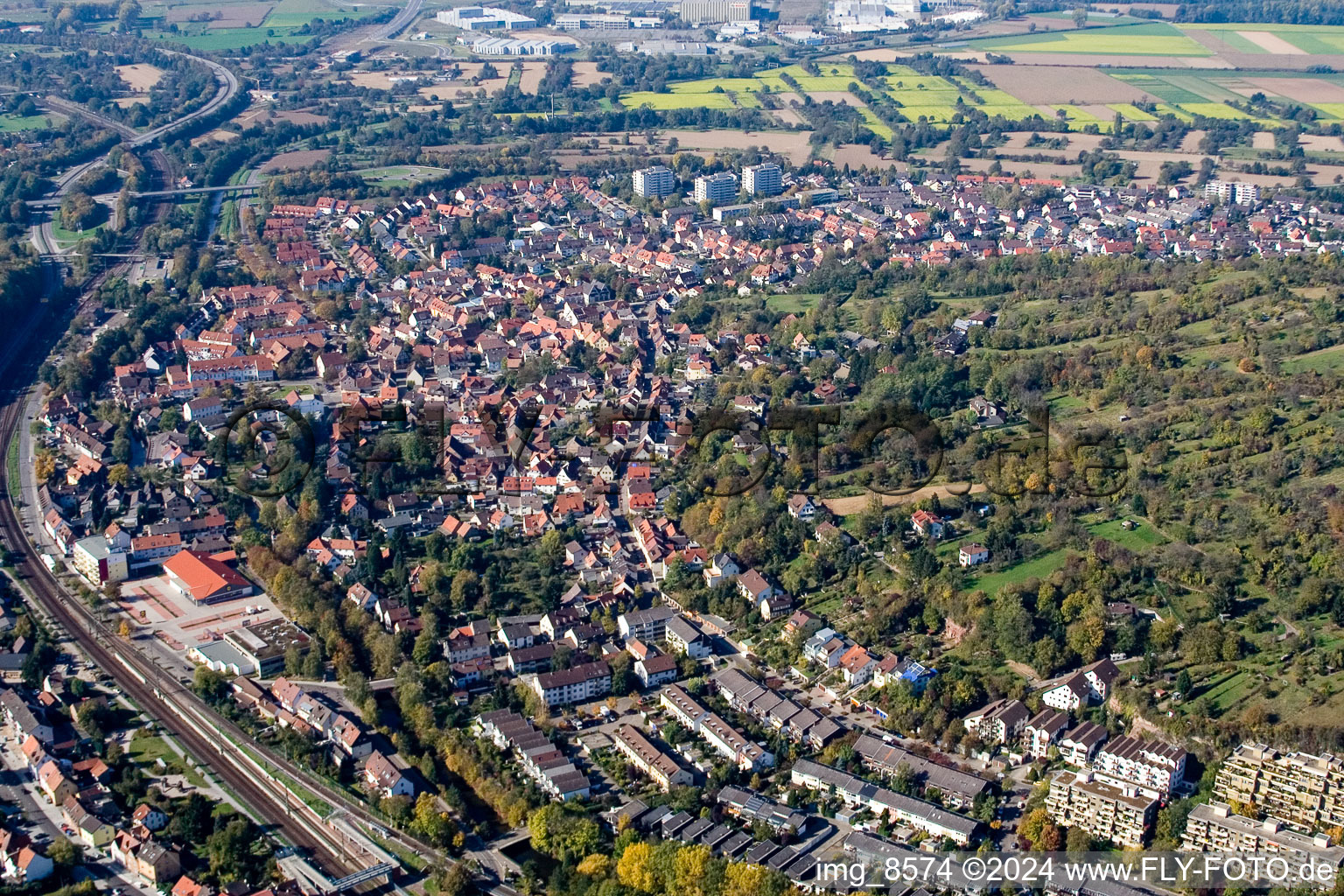 Vue aérienne de Vue des rues et des maisons des quartiers résidentiels à le quartier Grötzingen in Karlsruhe dans le département Bade-Wurtemberg, Allemagne