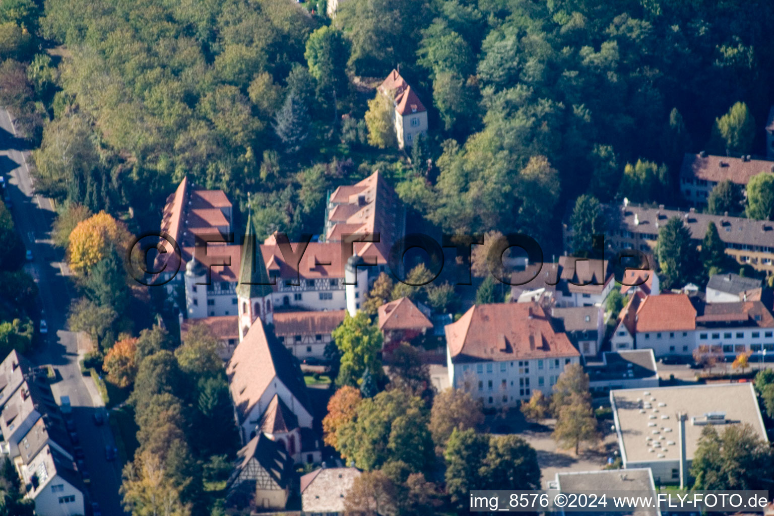 Vue aérienne de Vue des rues et des maisons des quartiers résidentiels à le quartier Berghausen in Pfinztal dans le département Bade-Wurtemberg, Allemagne