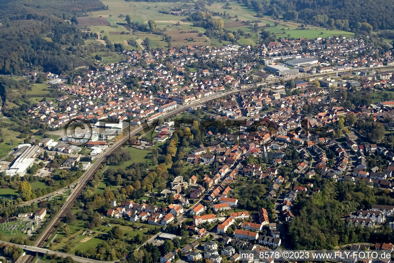 Vue aérienne de Du sud-ouest à le quartier Berghausen in Pfinztal dans le département Bade-Wurtemberg, Allemagne