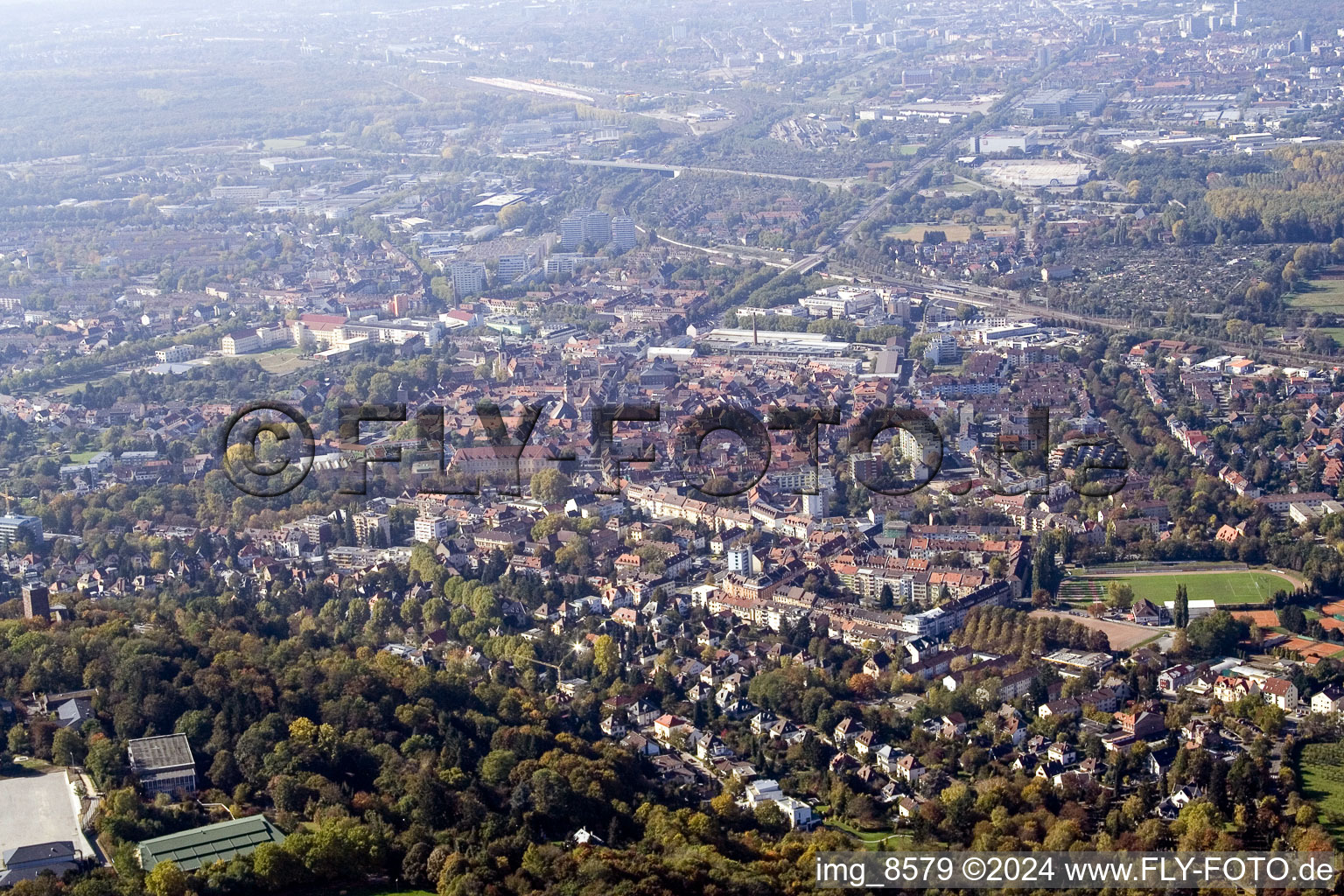 Vue aérienne de Durlach depuis l'est à le quartier Grötzingen in Karlsruhe dans le département Bade-Wurtemberg, Allemagne