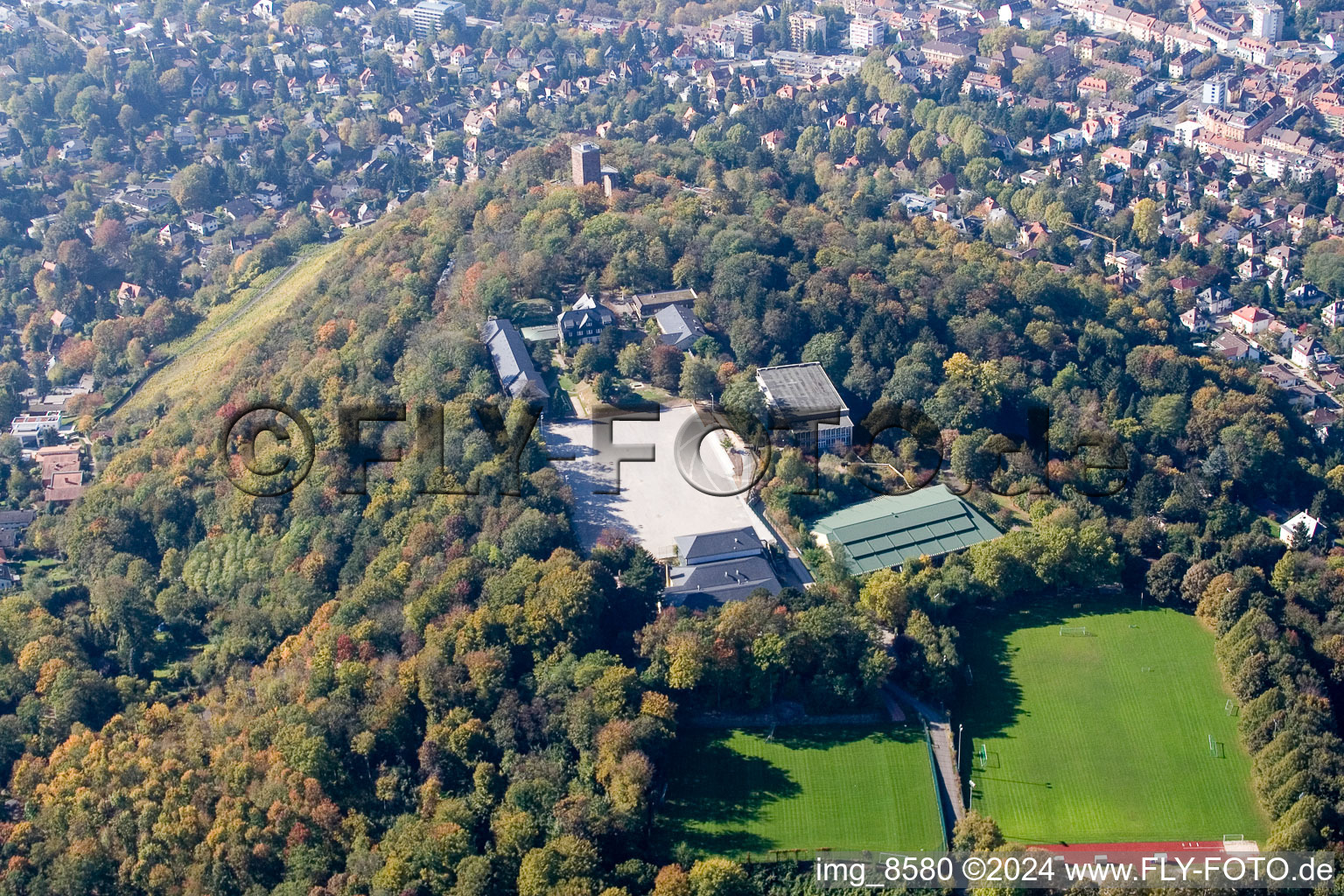 Vue aérienne de Terrains de football de l'école de sport de Schöneck (centre de performance national de l'association de football de Bade et de l'association sportive de Baden) sur le Turmberg à le quartier Durlach in Karlsruhe dans le département Bade-Wurtemberg, Allemagne