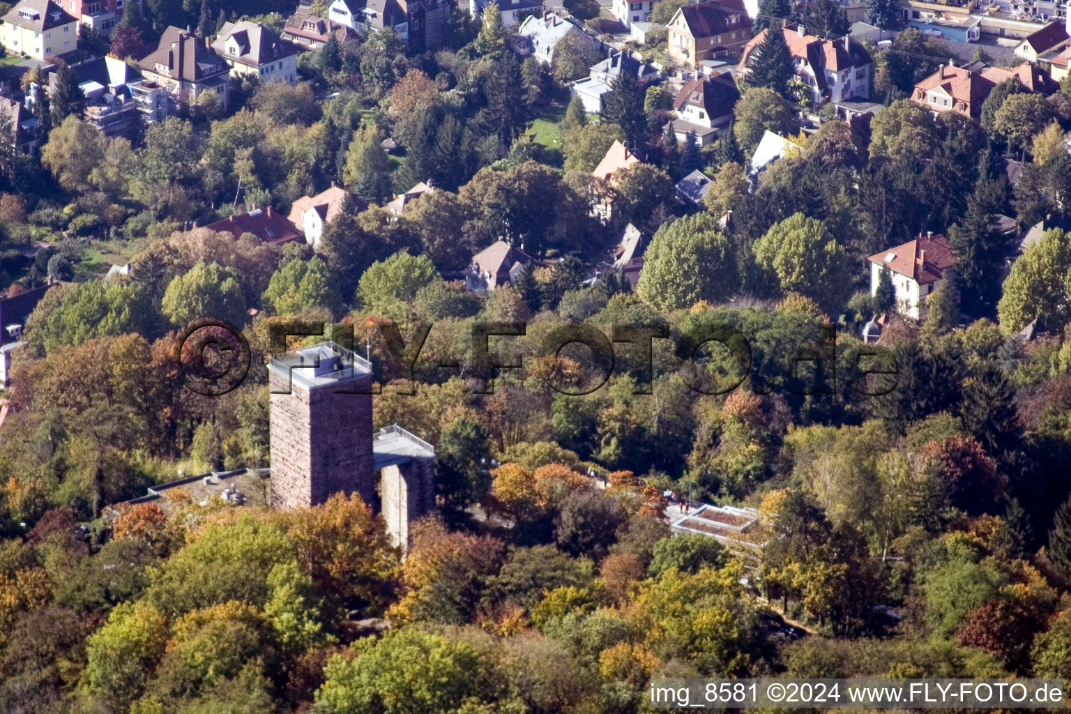 Vue aérienne de Structure de la tour d'observation du Turmberg avec restaurant gastronomique Anders à le quartier Durlach in Karlsruhe dans le département Bade-Wurtemberg, Allemagne