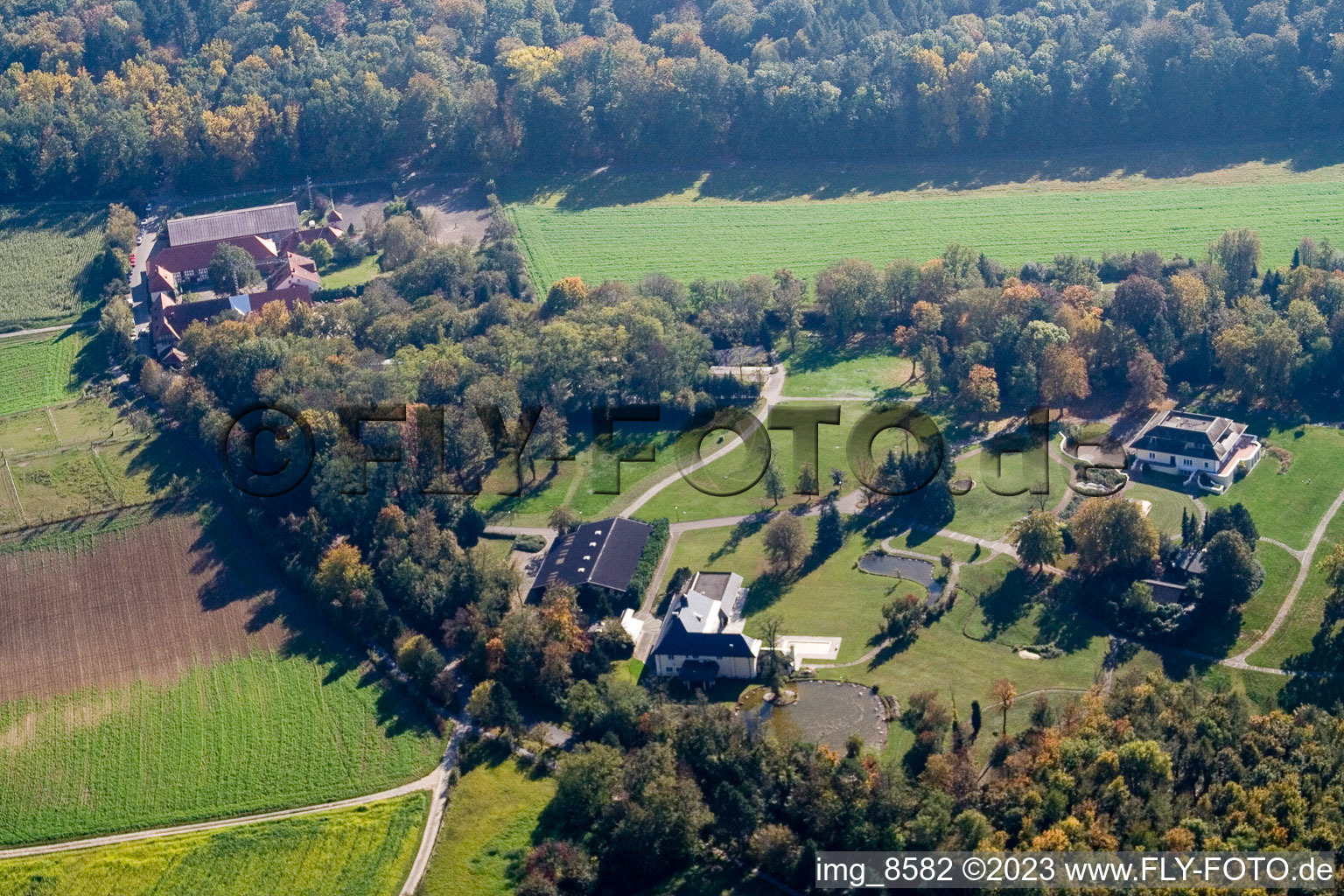 Vue aérienne de Propriété du forgeron au Rittnerthof à le quartier Grötzingen in Karlsruhe dans le département Bade-Wurtemberg, Allemagne