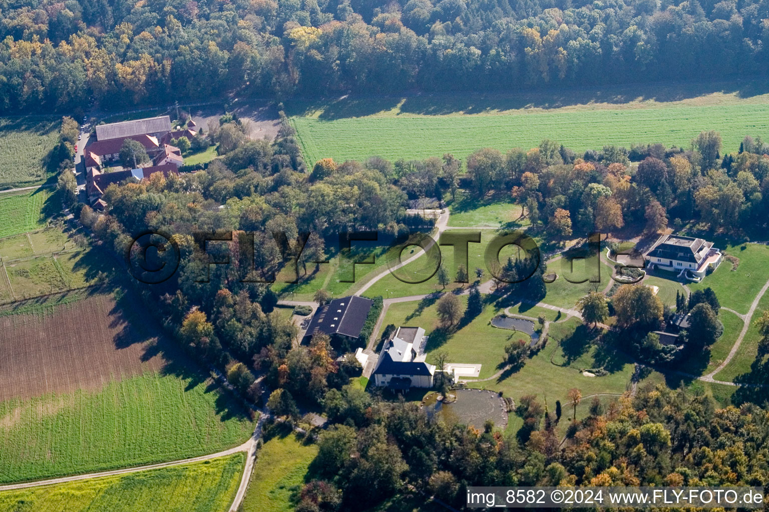 Vue aérienne de Propriété du forgeron au Rittnerthof à le quartier Grötzingen in Karlsruhe dans le département Bade-Wurtemberg, Allemagne