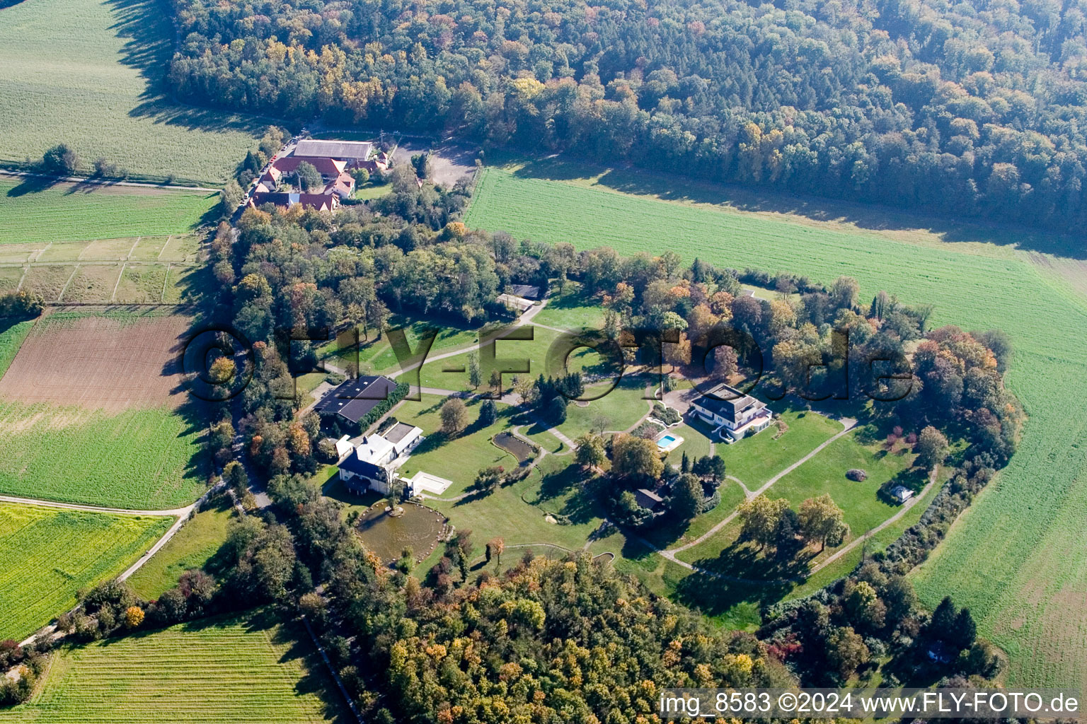 Vue aérienne de Propriété du forgeron au Rittnerthof à le quartier Grötzingen in Karlsruhe dans le département Bade-Wurtemberg, Allemagne